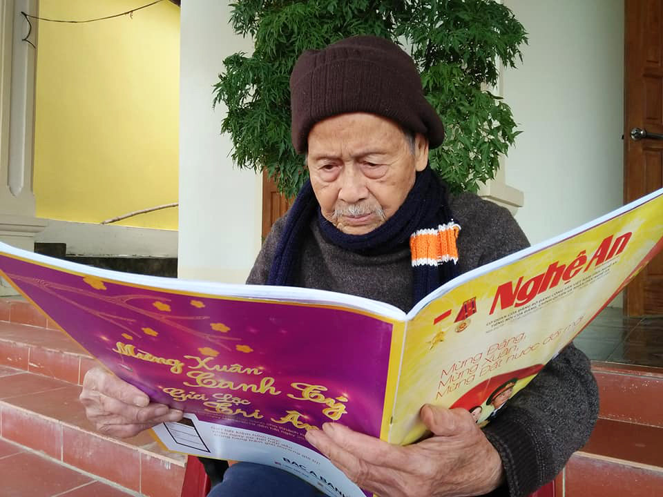 Dù đã 105 tuổi nhưng cụ Đức vẫn thường xuyên đọc báo, nghe đài để nắm bắt tình hình thời sự. Ảnh: Trần Đình Hà