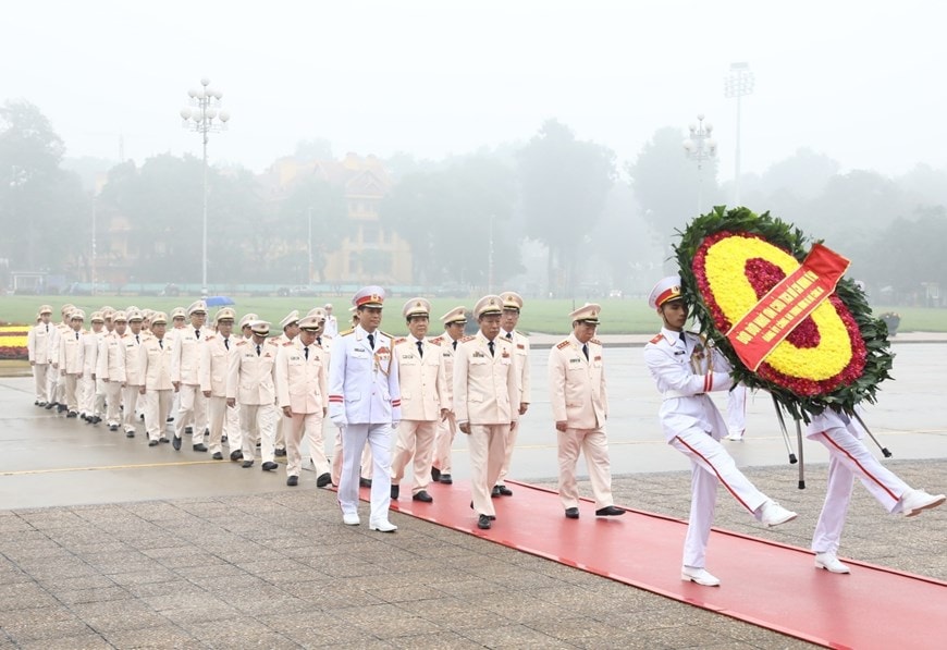 Đoàn đại biểu Đảng ủy Công an Trung ương, Bộ Công an đặt vòng hoa và vào Lăng viếng Chủ tịch Hồ Chí Minh. Ảnh: Văn Điệp/TTXVB