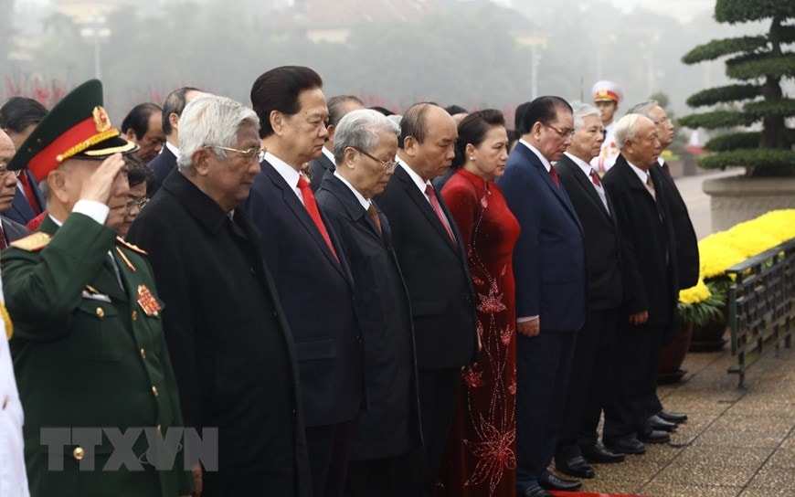 Lãnh đạo Đảng, Nhà nước đến đặt vòng hoa tại Đài tưởng niệm các Anh hùng liệt sỹ. Ảhh: Doãn Tấn/TTXVN