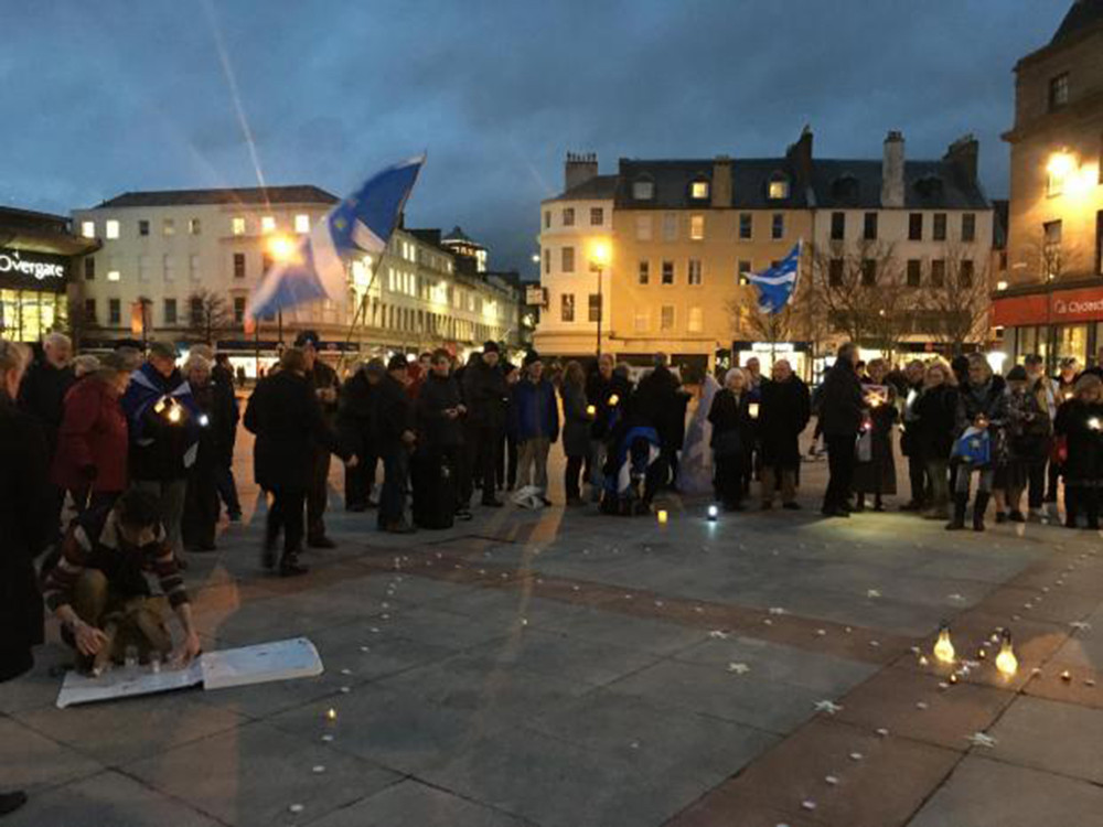 Người dân Scotland thắp nến ở Quảng trường thành phố Dundee thể hiện sự tiếc nuối khi phải rời khỏi Liên minh châu Âu. Ảnh: The National