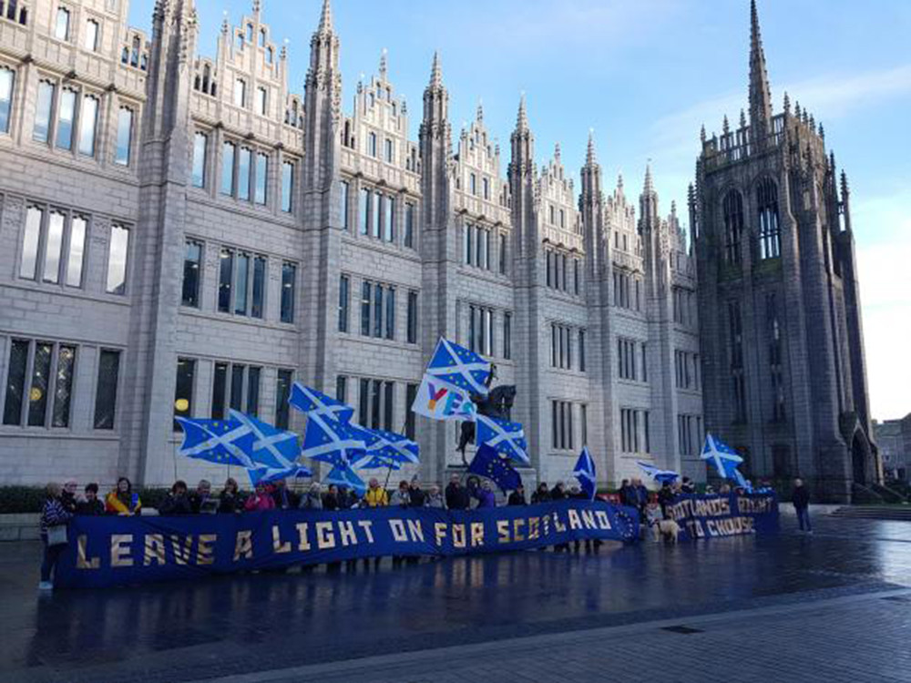 Phong trào “Leave A Light On For Scotland” phản đối việc Anh rời khỏi Liên minh châu Âu. Ảnh: The National