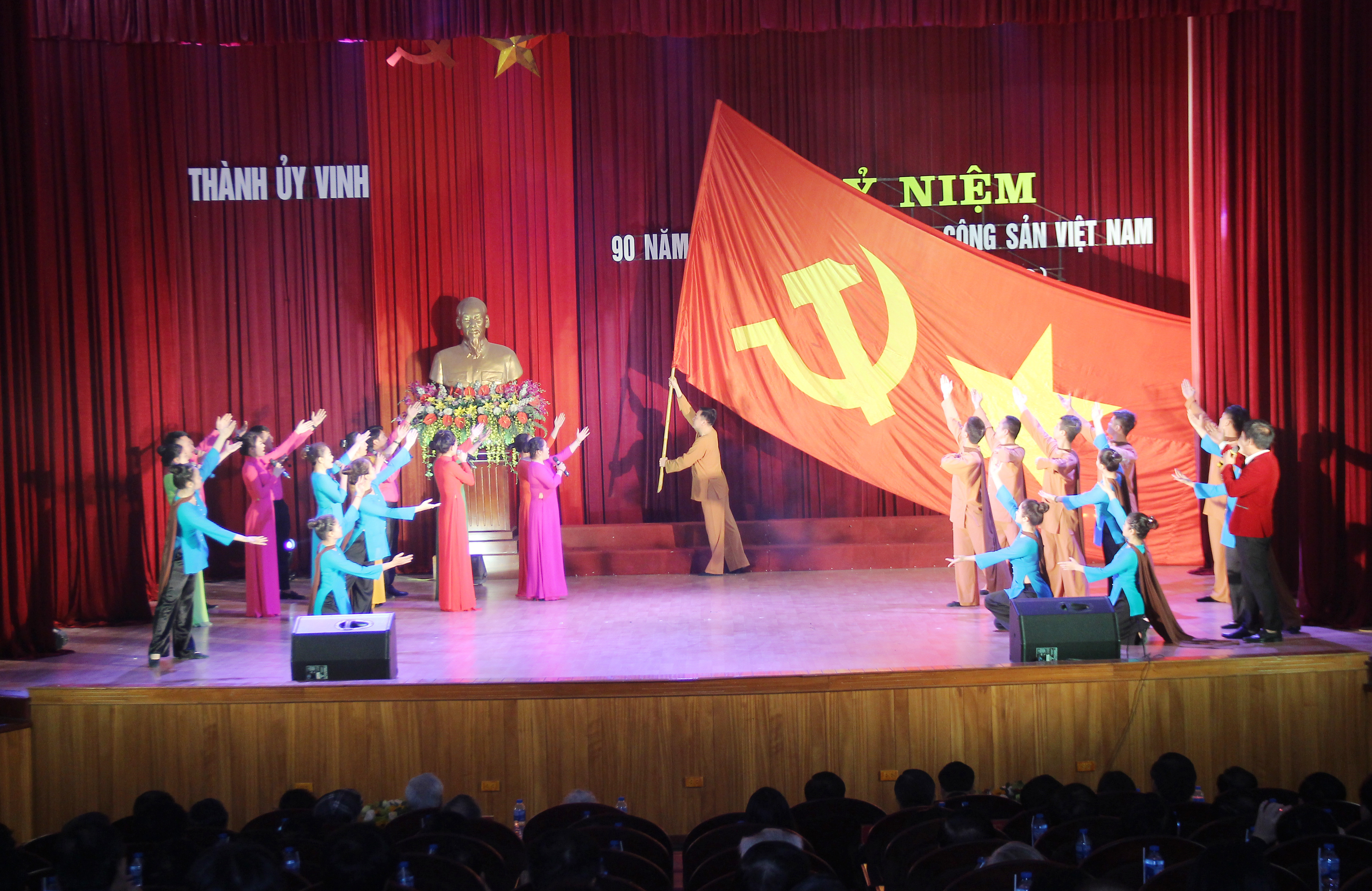 Chương trình văn nghệ ca ngợi Đảng, ca ngợi Bác Hồ và ca ngợi quê hương, đất nước đổi mới tại lễ kỷ niệm. Ảnh: Mai Hoa