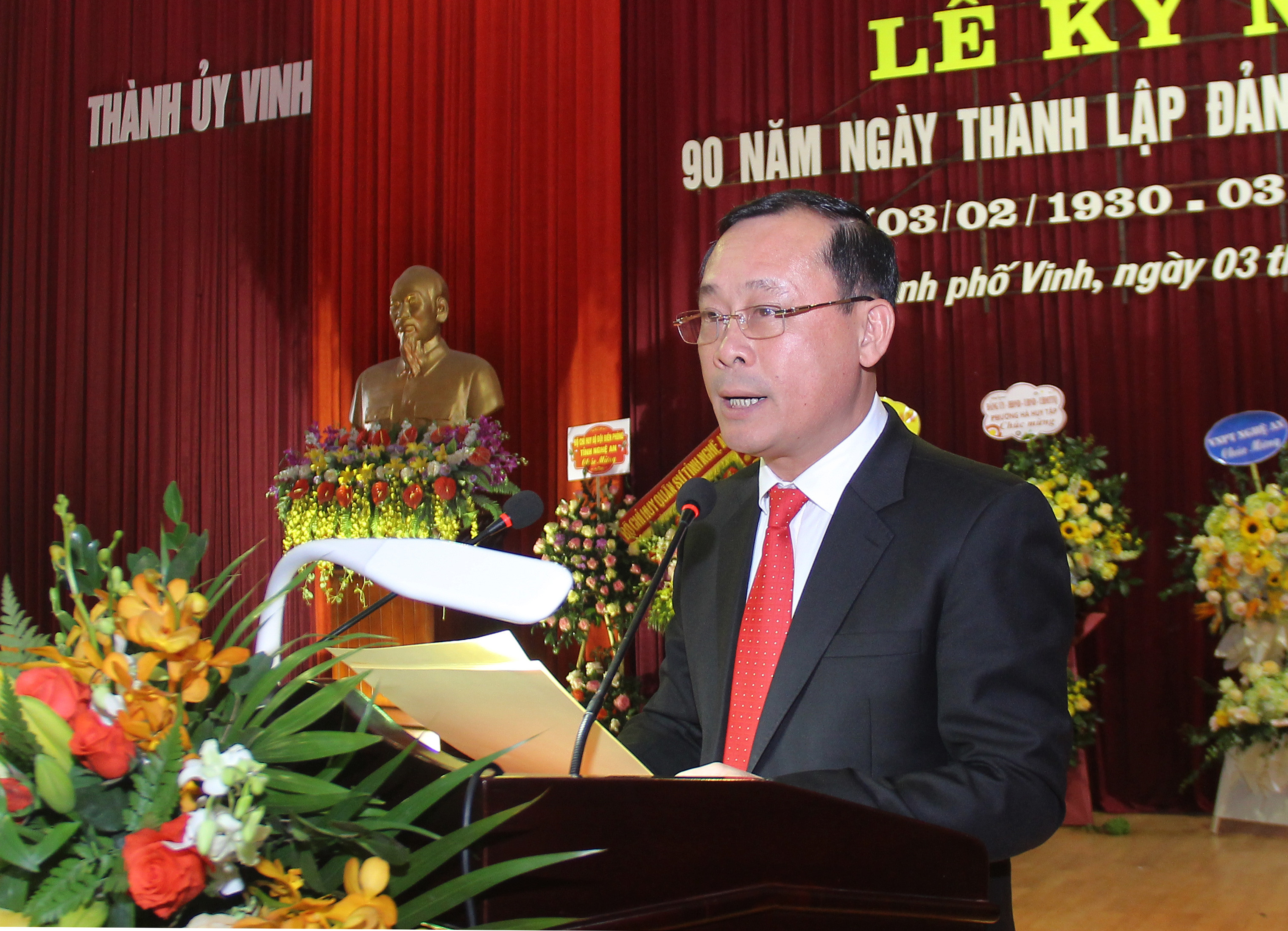 Đồng chí Phan Đức Đồng - Ủy viên Ban Thường vụ Tỉnh ủy, Bí thư Thành ủy đọc diễn văn kỷ niệm 90 năm ngày thành lập Đảng (3/2/1930 - 3/2/2020). Ảnh: Mai Hoa