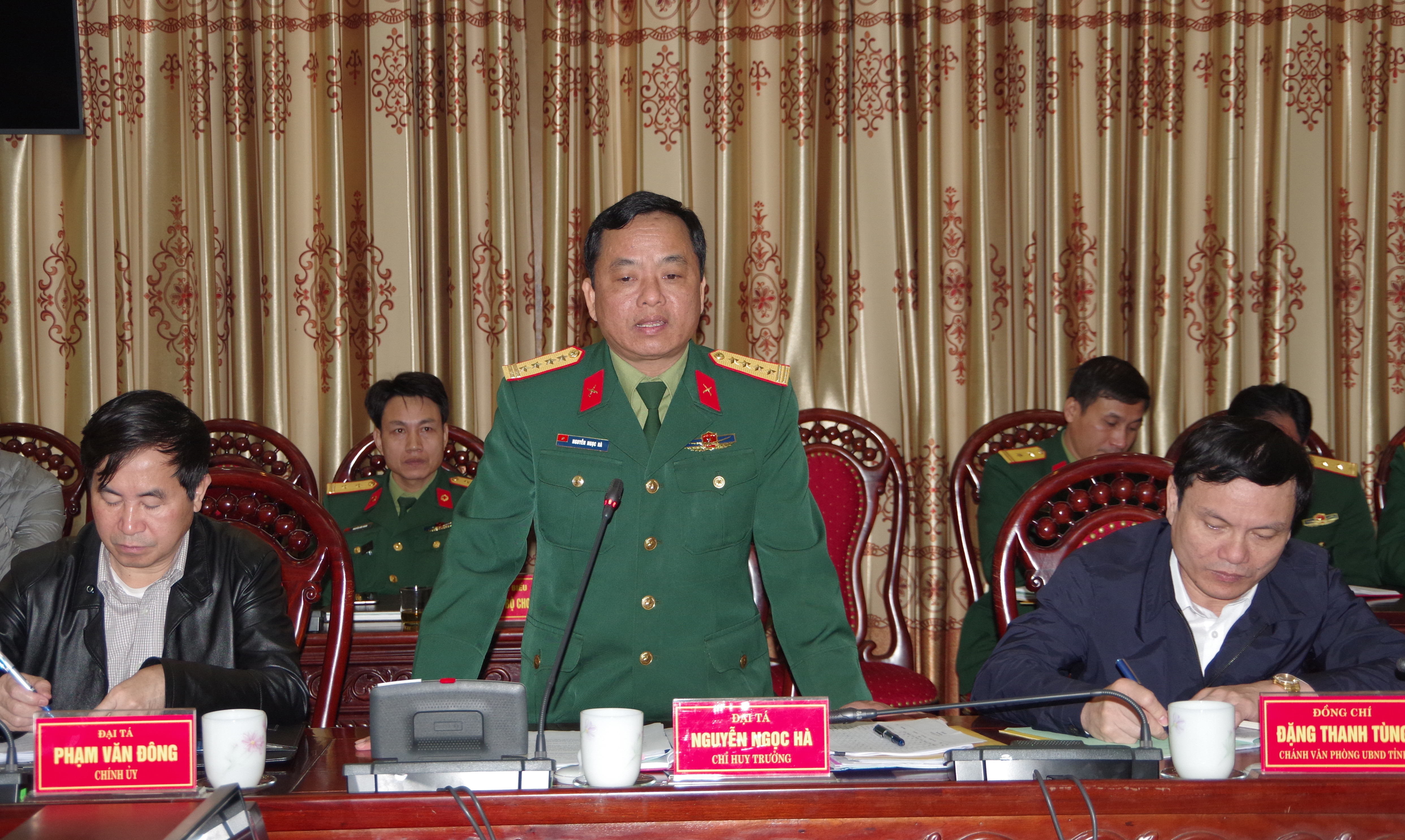 đại tá Nguyễn Nguyễn Ngọc Hà, Chỉ huy trưởng Bộ CHQS tỉnh đã báo cáo công tác phòng chống dich dịch viêm phổi do Virus Corona