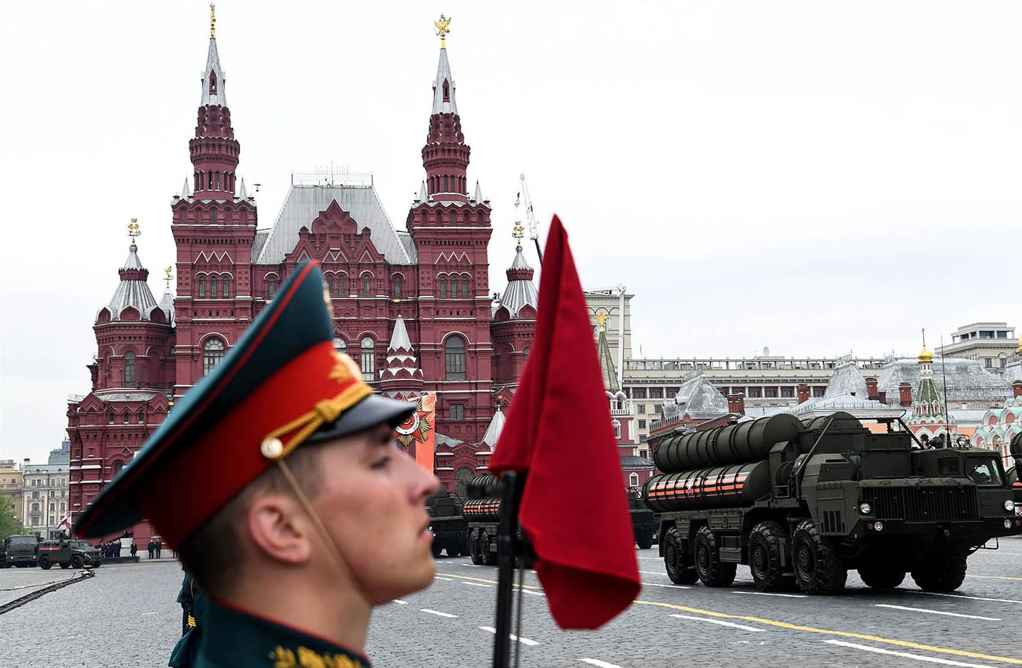 Một hệ thống tên lửa phòng không S-400 Triumph của Nga được diễu hành qua Quảng trường Đỏ. Ảnh: Getty Images