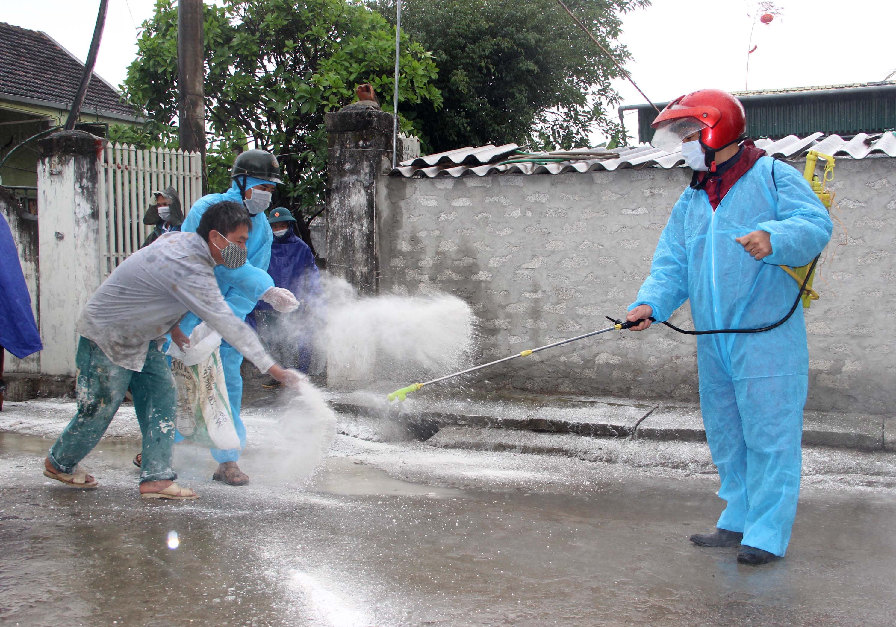 Công tác phòng chống dịch được triển trai đồng bộ trên địa bàn xã Diễn Kim. ảnh: Quang An