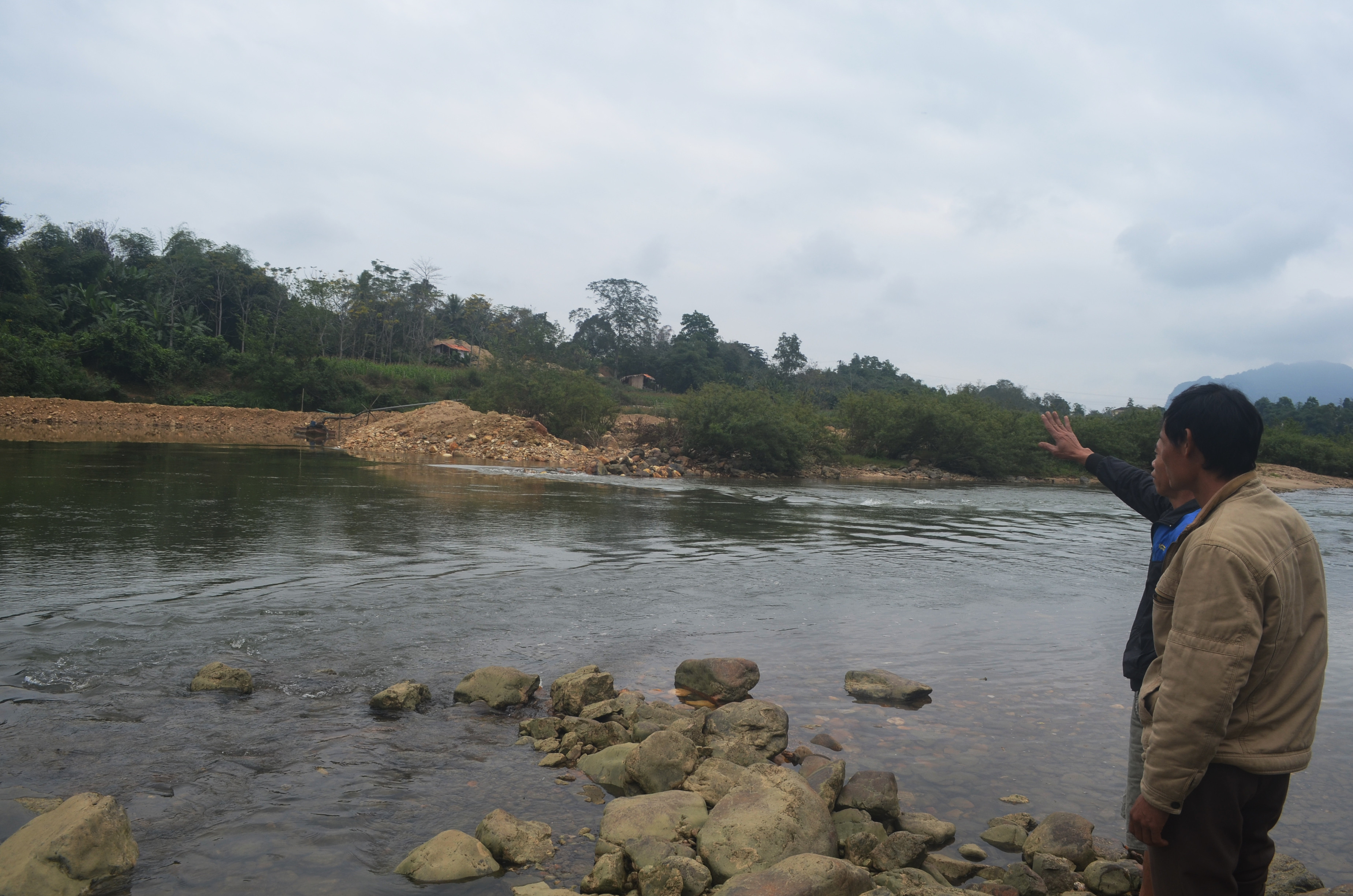 Người dân bản Kẻ Bọn, xã Châu Hạnh đưa PV Báo Nghệ An đi kiểm tra thực tế việc danh nghiệp tự ý đắp đê chặn dòng sông Hiếu. Ảnh: Nhật Lân