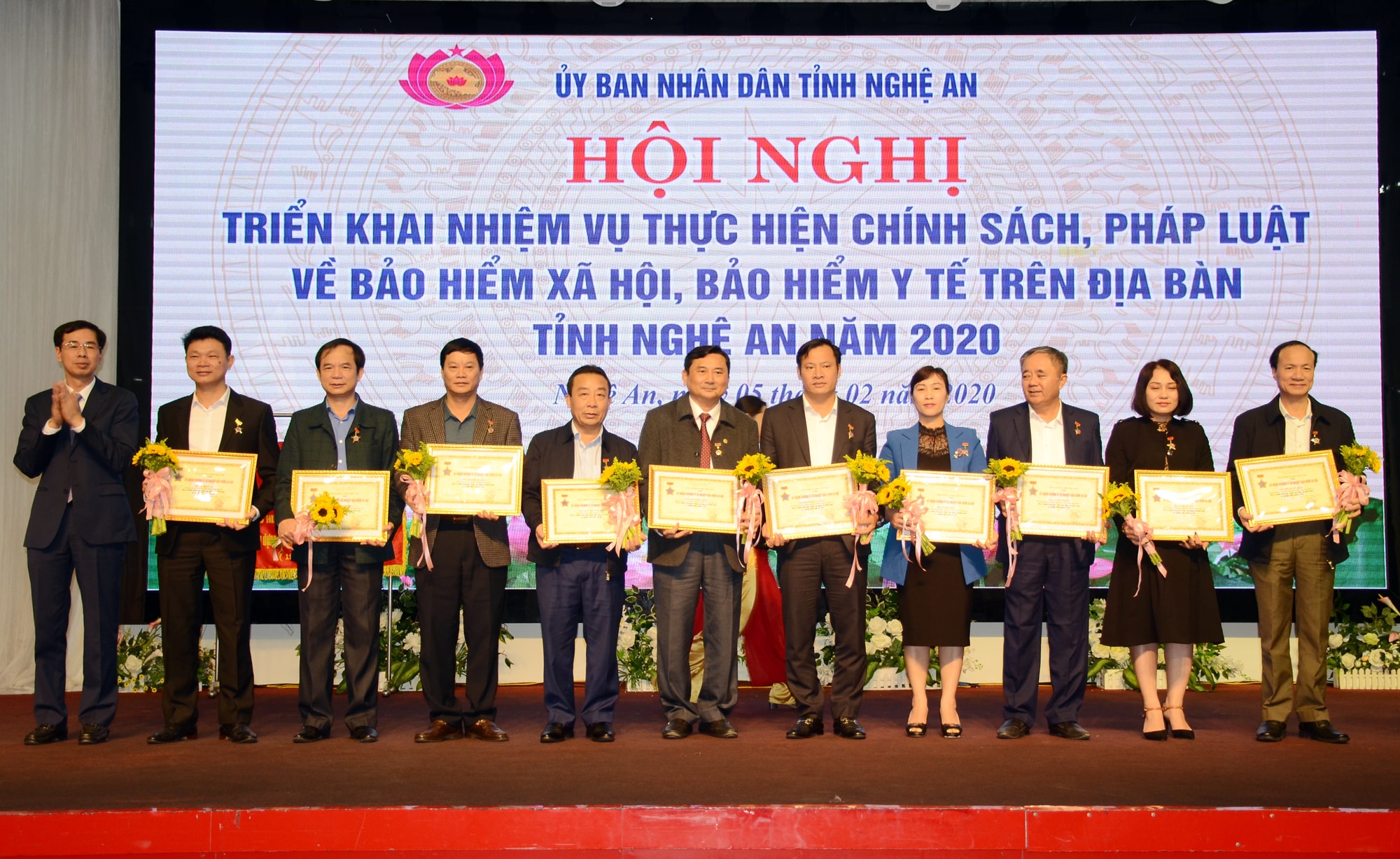 BHXH Việt Nam tặng bằng khen cho các tập thể, cá nhân có thành tích xuất sắc 2018-2019. Ảnh: Thành Chung