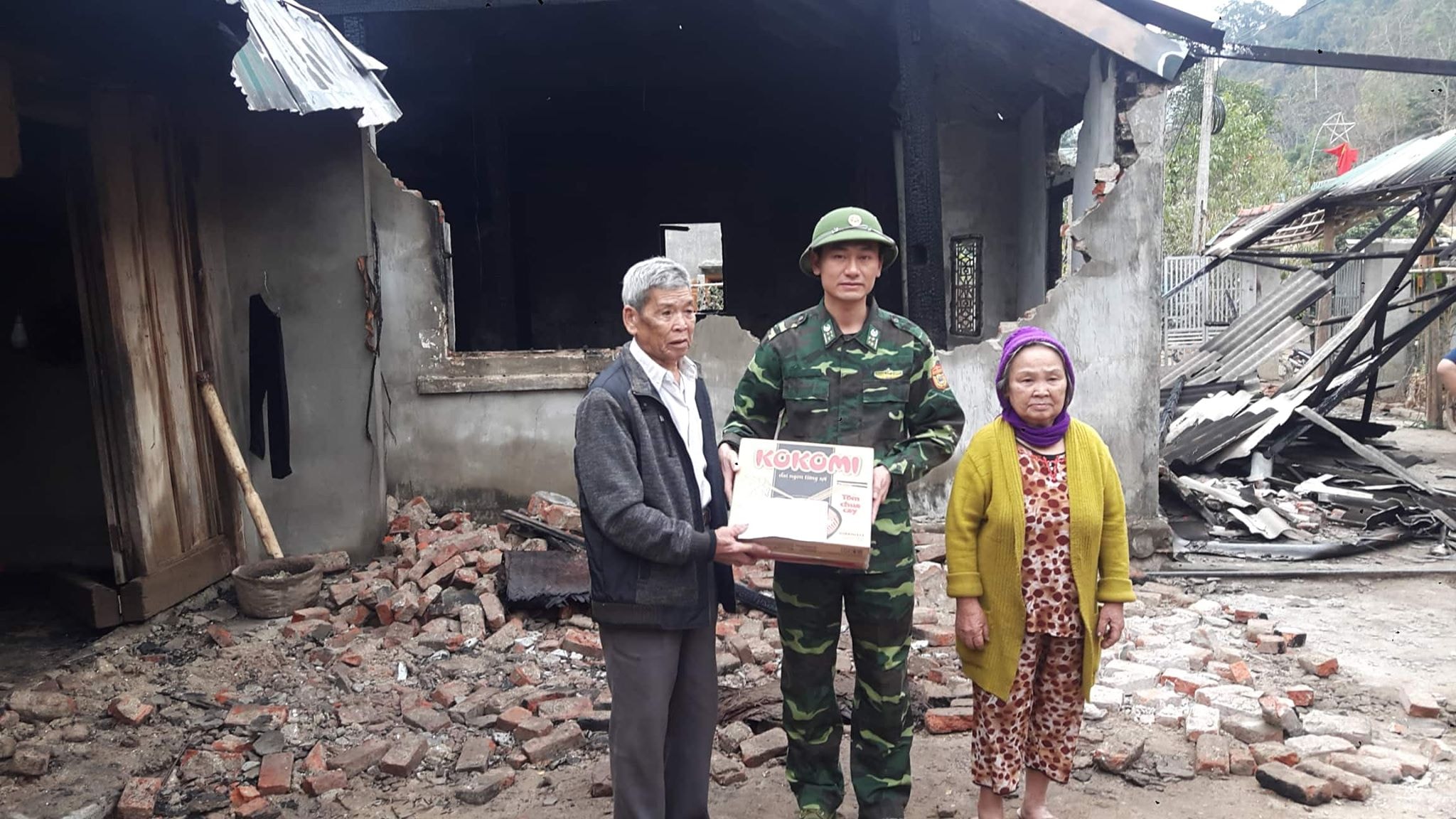 Đồn Biên phòng cửa khẩu quốc tế Nậm Cắn tặng quà động viên gia đình bị hỏa hoạn. Ảnh: Hải Thượng