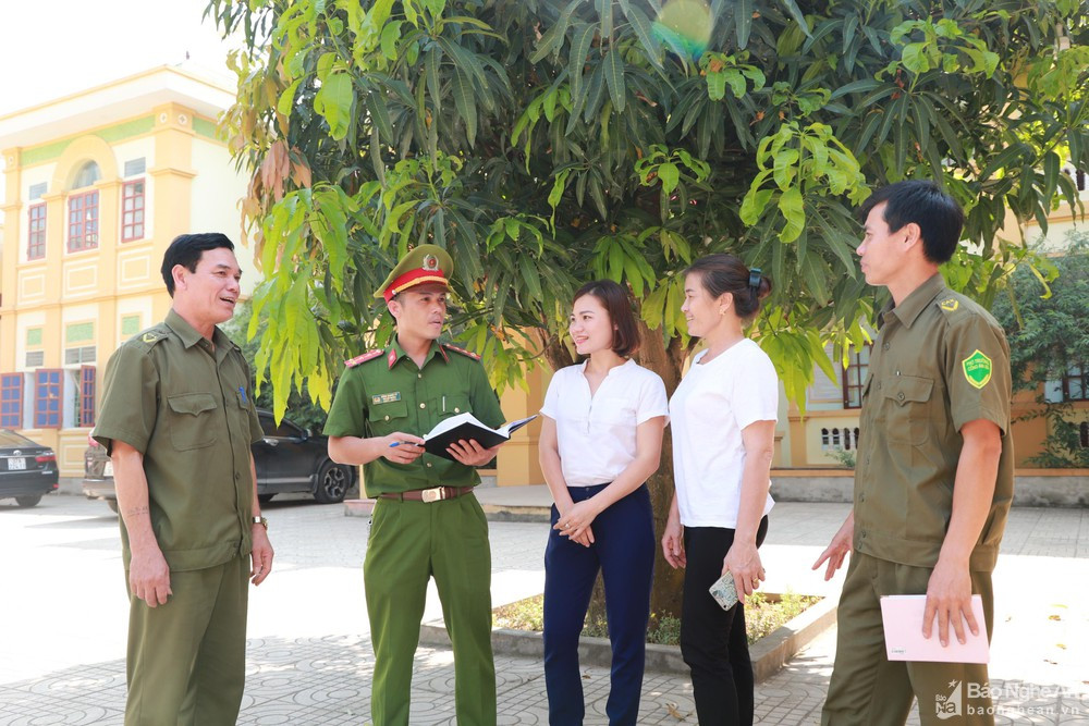 Đại úy Đặng Quang Kỳ - Trưởng Công an xã Nghi Quang, Nghi Lộc (thứ 2 trái sang) trao đổi về công tác an ninh trật tự trên địa bàn. Ảnh tư liệu