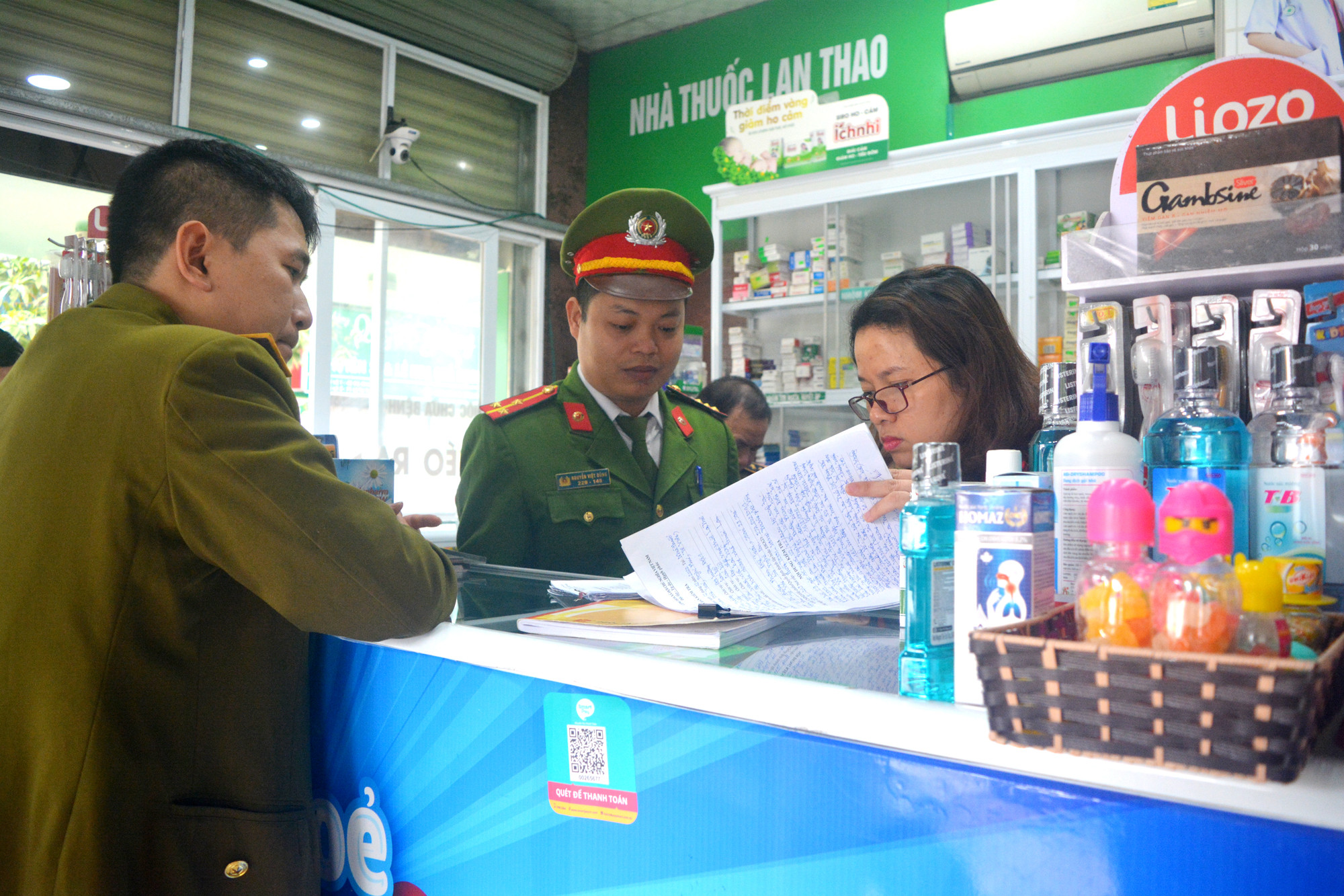 Lực lượng chức năng kiểm tra, xử lý trường hợp thổi giá khẩu trang trên địa bàn. Ảnh: Thanh Phúc