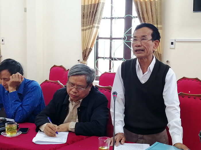 Các cán bộ lão thành huyện Yên Thành góp ý kiến vào dự thảo văn kiện Đại hội Đảng bộ huyện. Ảnh: Thái Hồng