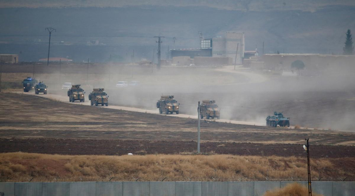 Xe quân sự của Nga và Thổ Nhĩ Kỳ tham gia cuộc tuần tra chung tại Syria. Ảnh: Reuters