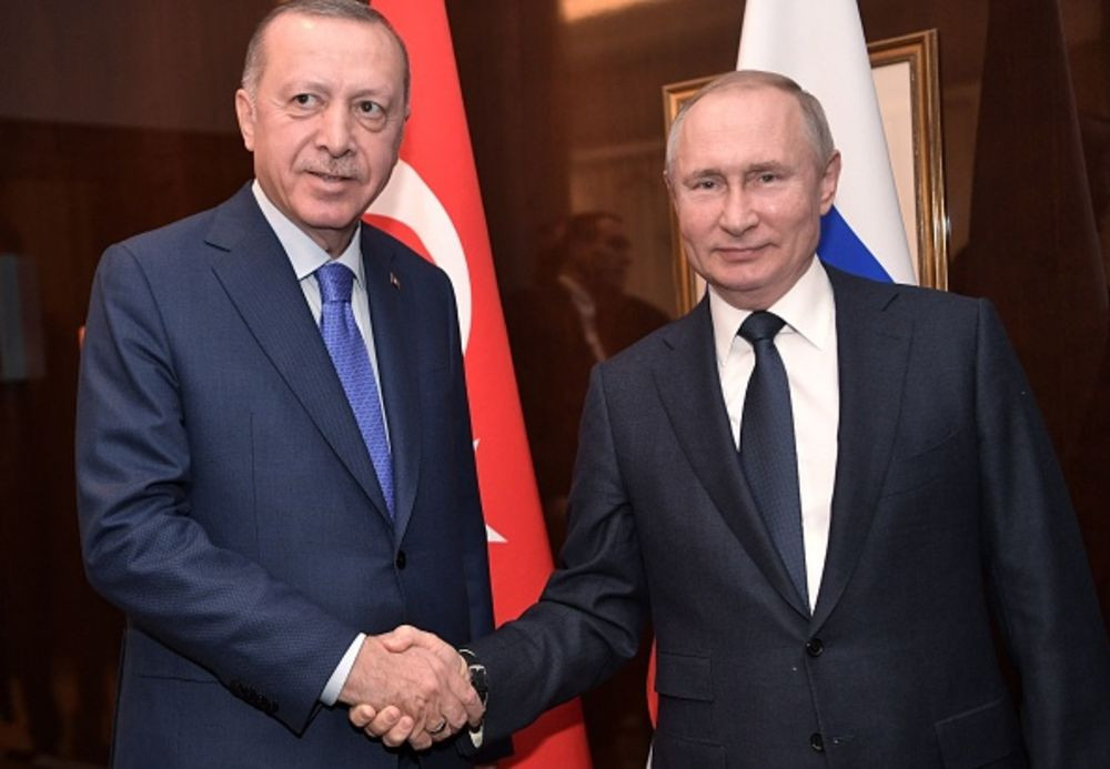 Tổng thống Thổ Nhĩ Kỳ (trái) và Tổng thống Nga bất tay thân mật khẳng định mối quan hệ nồng ấm. Ảnh AFP