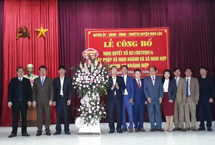 Lãnh đạo huyện Nghi Lộc tặng hoa chúc mừng xã Khánh Hợp