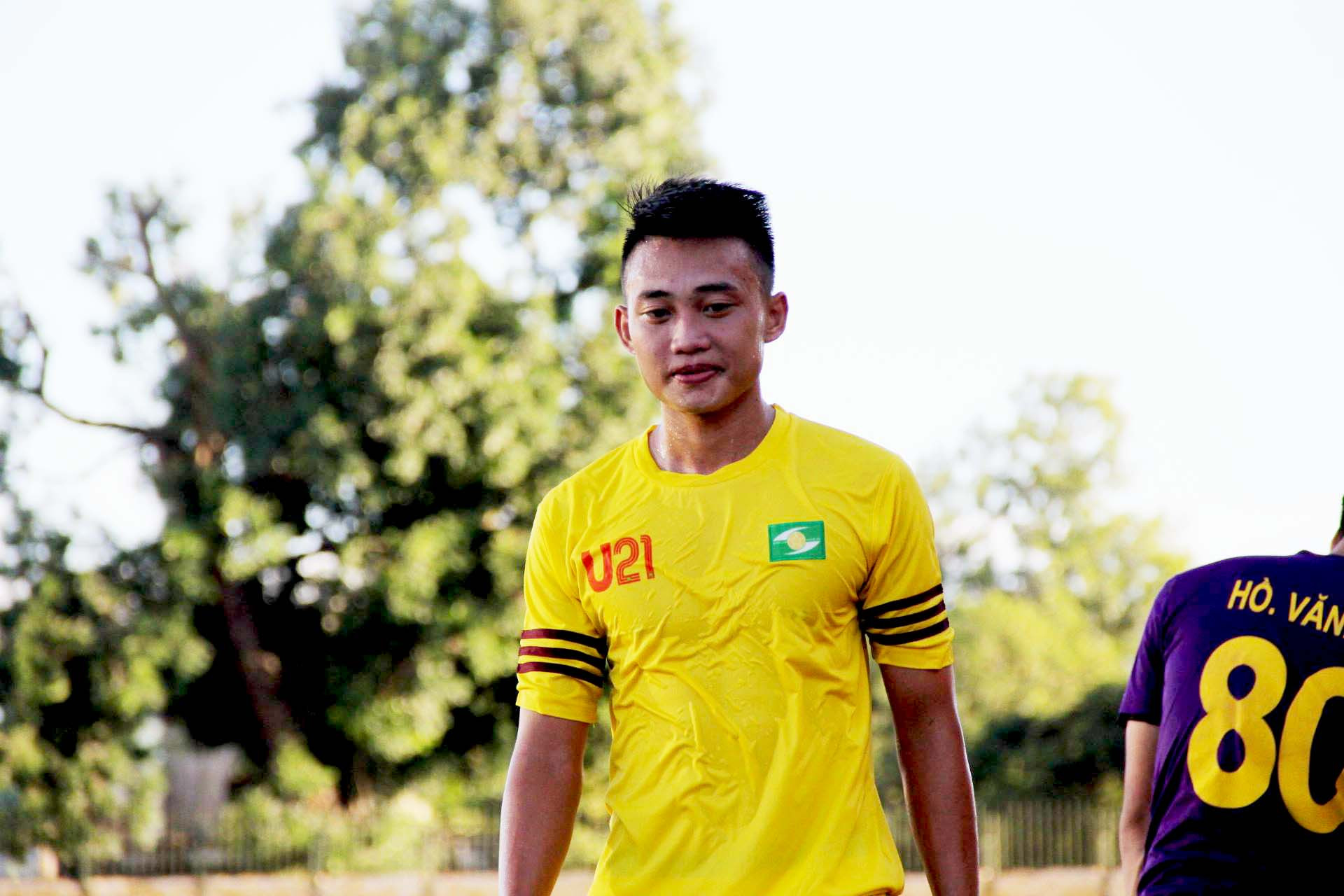 Tiền vệ Hoàng Vũ Đạt khoác áo U21 SLNA trước khi giã từ sự nghiệp sớm. Ảnh: Trung Kiên