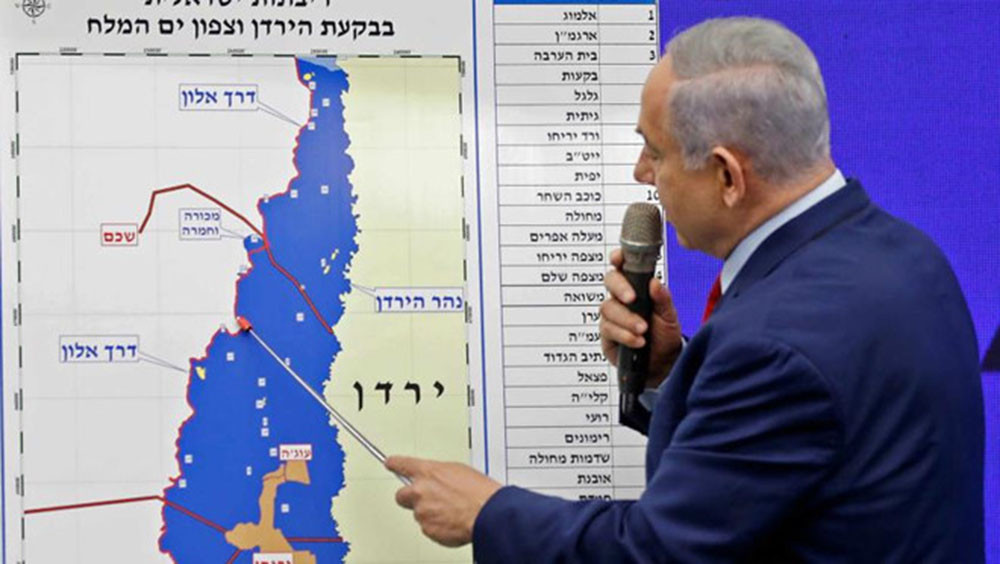 Thủ tướng Israel Netanyahu giới thiệu bản đồ khu Bờ Tây. Ảnh: AFP