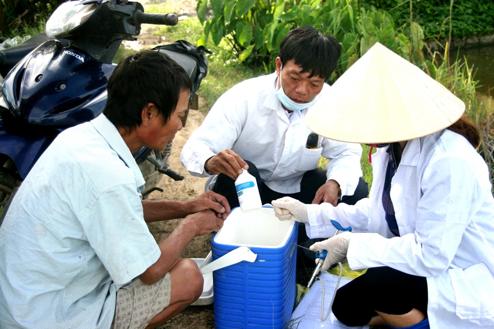 Lực lượng thú y huyện chuẩn bị vật tư để tiêm phòng cúm gia cầm H5N6 ở xã Quỳnh Yên(Quỳnh Lưu). Ảnh: Việt Hùng