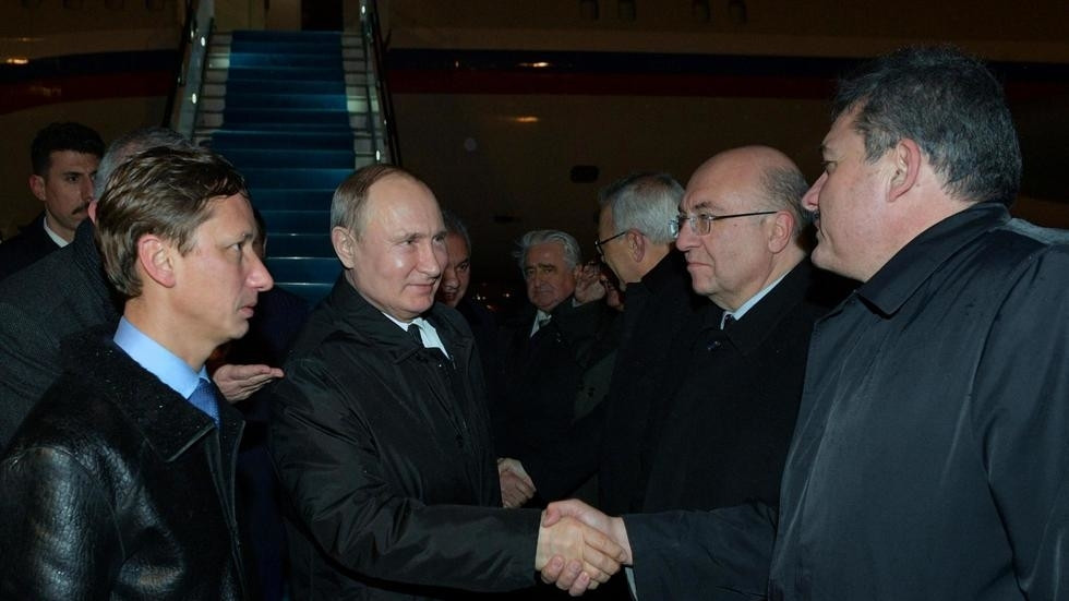 Tổng thống Nga Vladimir Putin (thứ 2 từ trái qua) đến Istanbul, Thổ Nhĩ Kỳ, tối 07/01/2020. Sputnik/Alexei Druzhinin/Kremlin via REUTERS