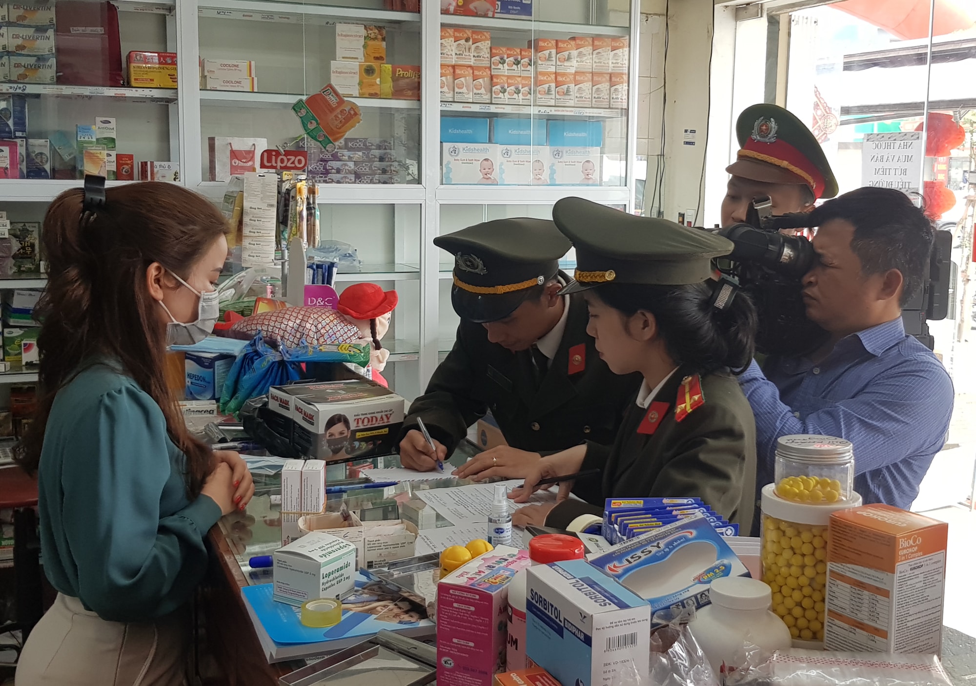 Công an Tp.Vinh kiểm tra, lập biên bản vi phạm. Ảnh Khánh Tâm