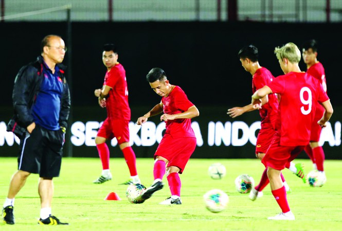 HLV Park Hang Seo gặp nhiều khó khăn khi chuẩn bị cho trận đấu với Malaysia Ảnh: HỮU PHẠM