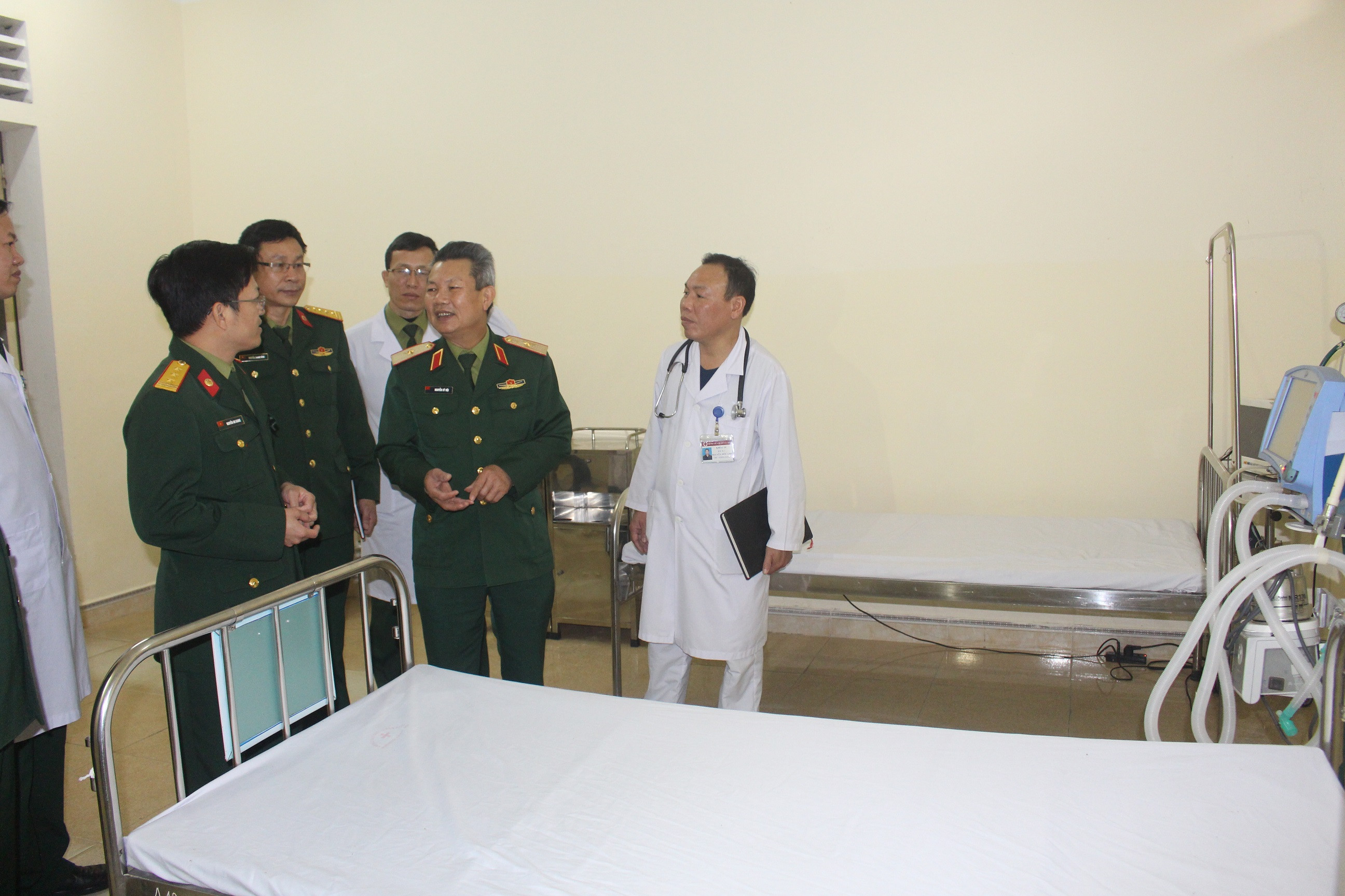 Đoàn công tác Quân khu 4 kiểm tra phòng điều trị cách ly tại Khoa Truyền nhiễm, Bệnh viện Quân y 4