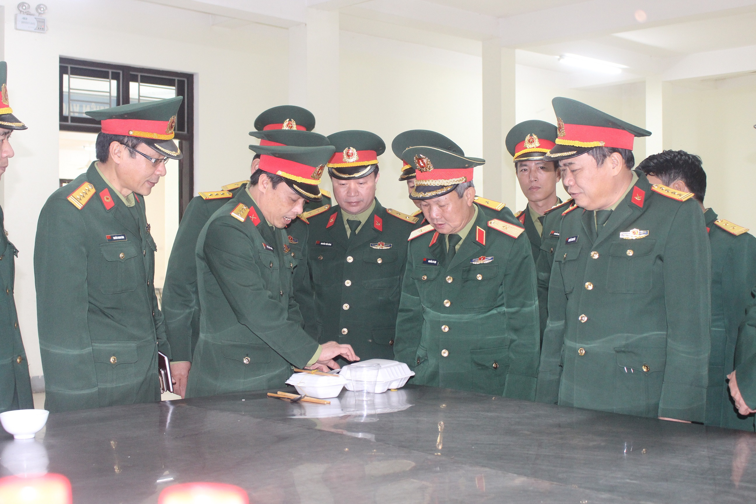 Đoàn công tác Quân khu 4 kiểm tra dụng cụ đựng thức ăn sử dụng 1 lần tại khu cách ly của Bộ CHQS tỉnh Nghệ An