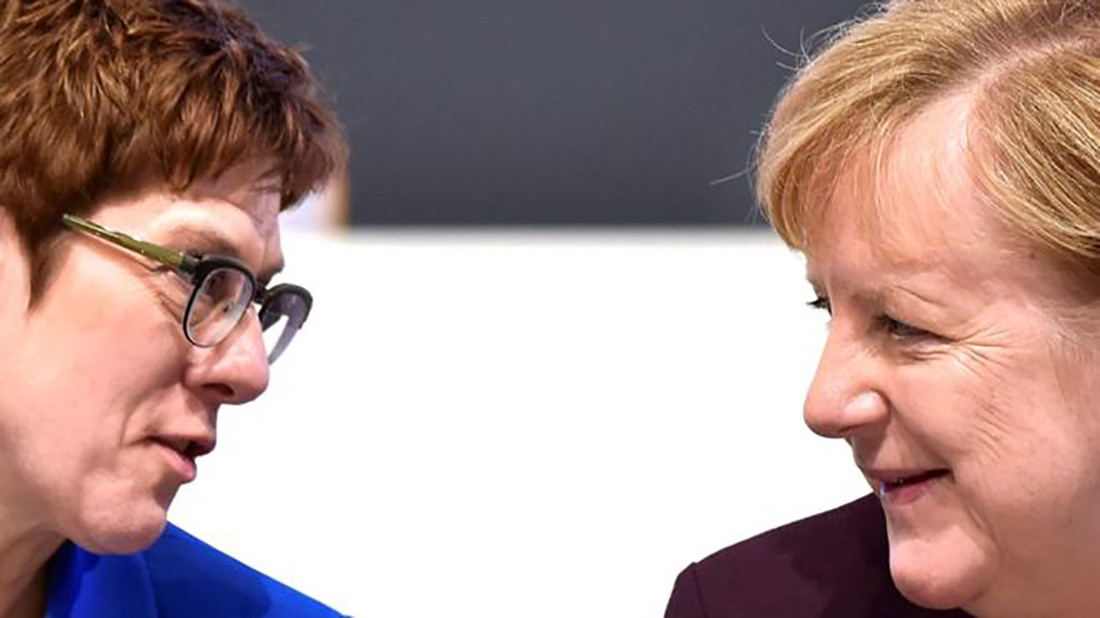 Bà Kramp-Karrenbauer (trái) lên nắm quyền lãnh đạo Đảng CDU của Đức từ cuối 2018 và tưởng như sẽ kế nhiệm Angela Merkel ở chức thủ tướng, đã bất ngờ từ bỏ tất cả. Ảnh: Reuters