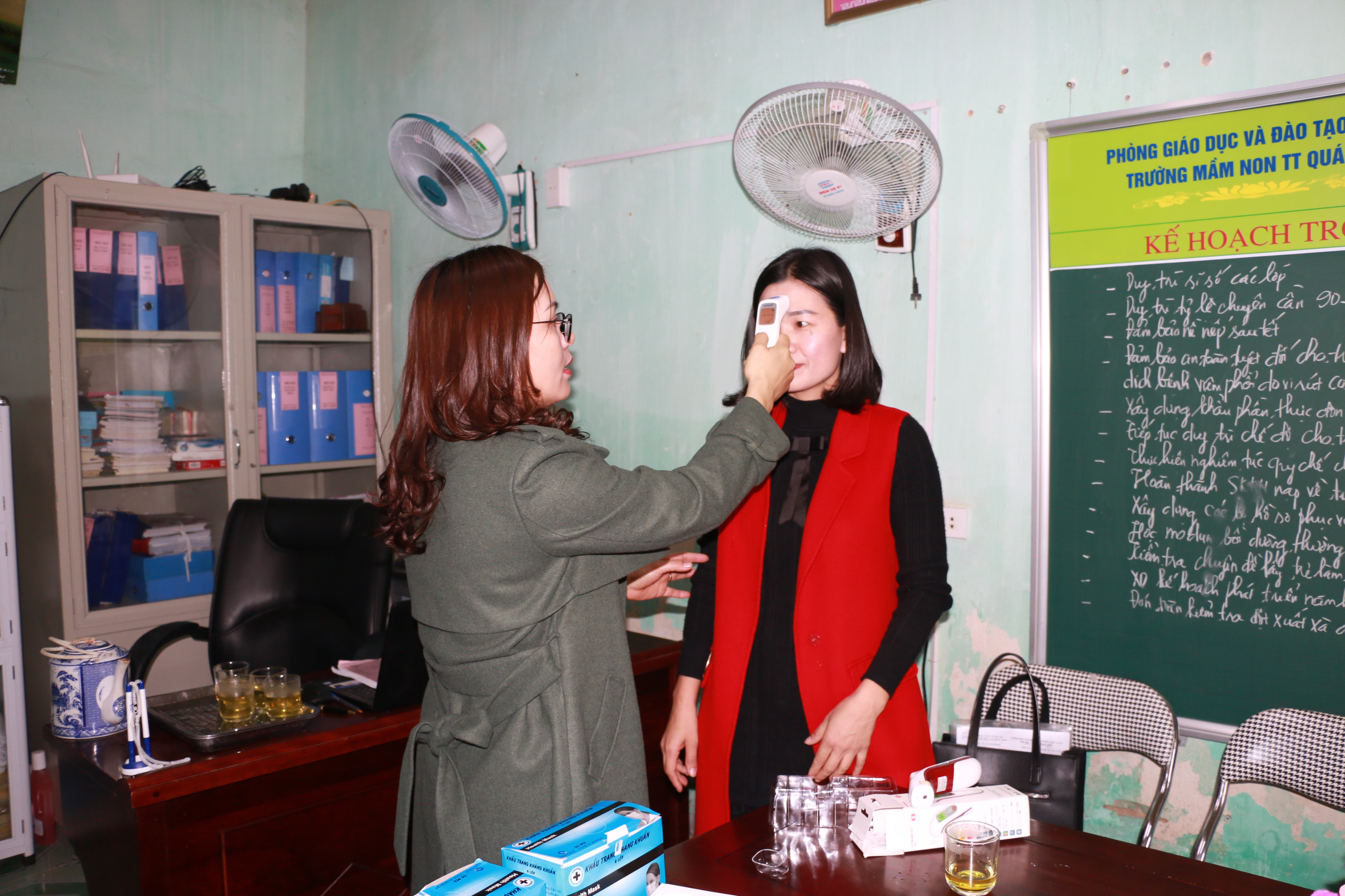 Bằng nguồn xã hội hóa và hỗ trợ kinh phí của địa phương một số trường đã sắm được máy đo thân nhiệt. Tại buổi thanh kiểm tra tại các trường đóng trên địa bàn huyện Nghi Lộc, đoàn thanh tra