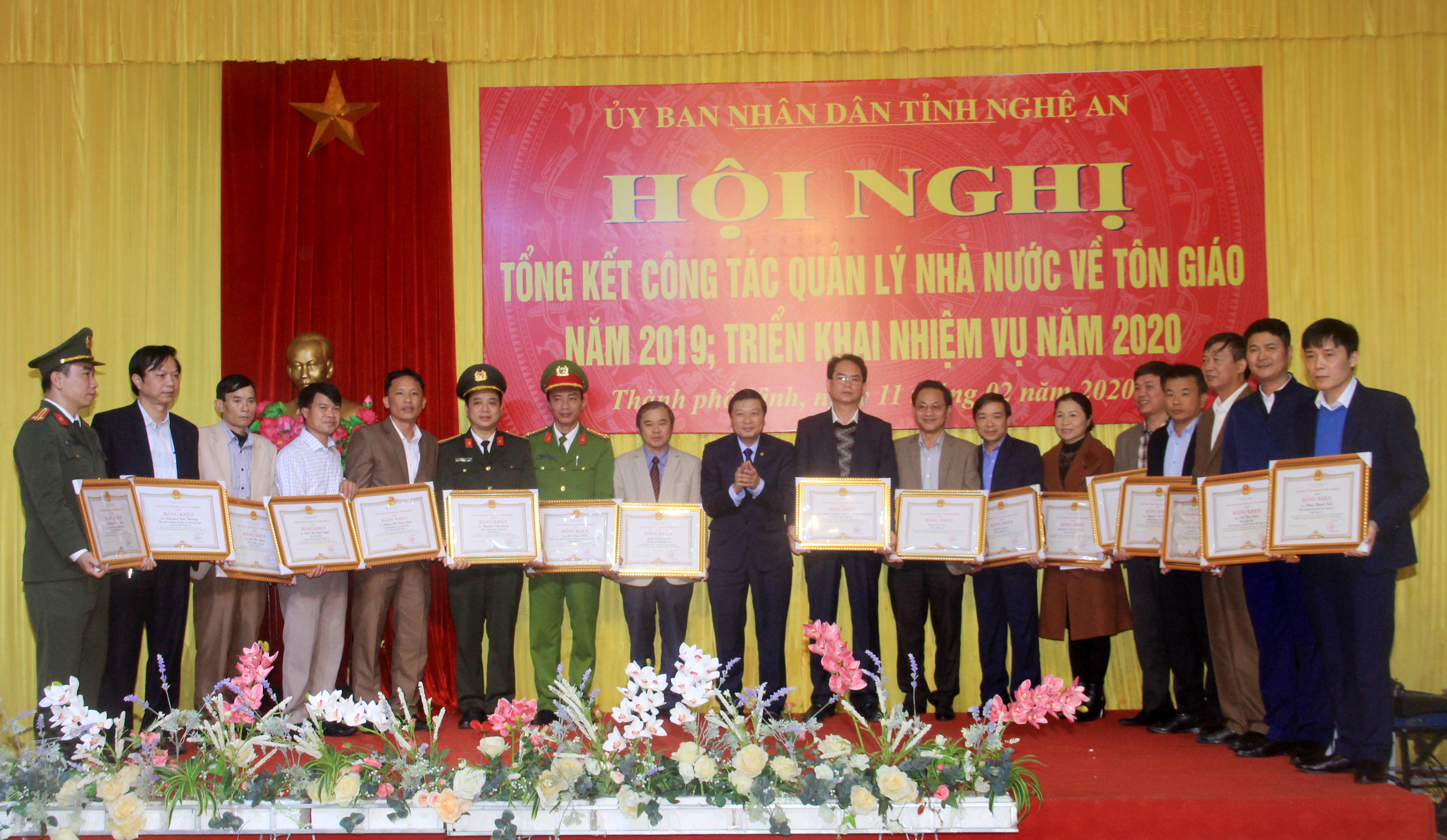 Đồng chí Lê Hồng Vinh - Phó Chủ tịch UBND tỉnh trao bằng khen cho các tập thể, cá nhân. Ảnh: Phạm Bằng