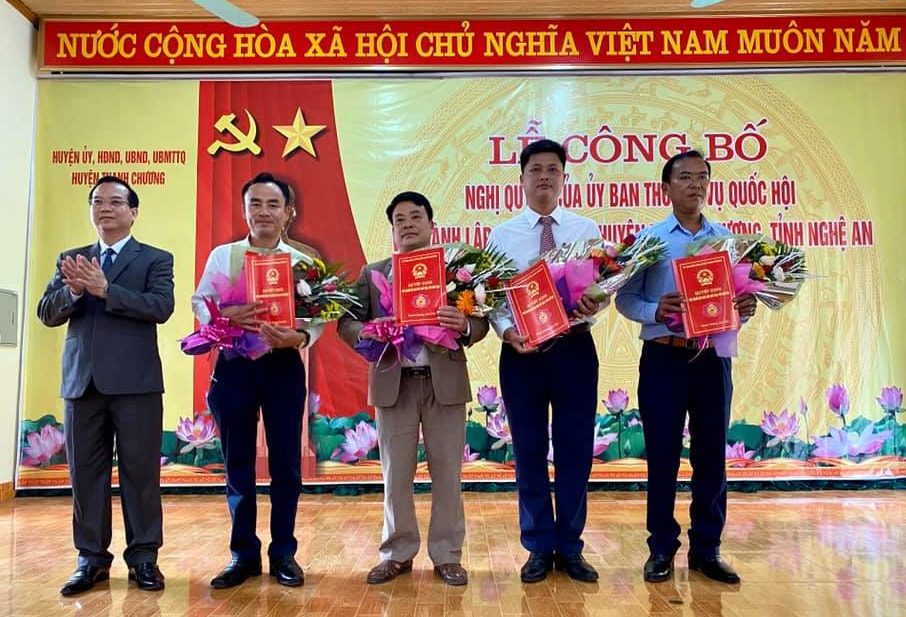 Lãnh đạo huyện Thanh Chương trao các quyết định nhân sự tại Lễ Công bố. Ảnh: Trình Nhã 