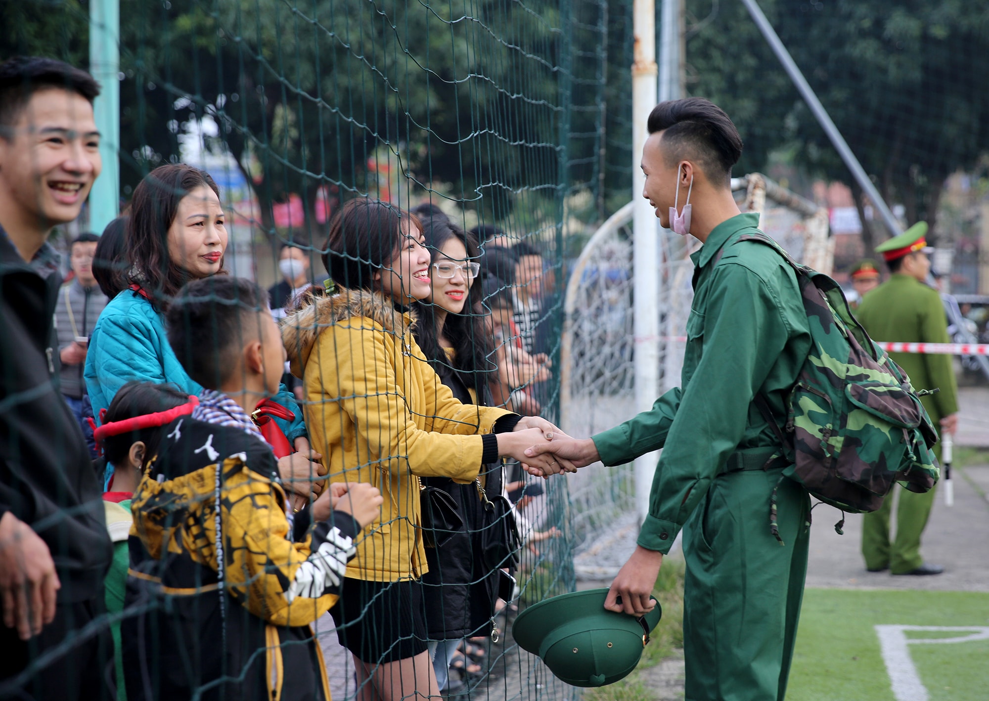 Nhiều bạn gái của các tân binh dặn dò người yêu của mình trước khi lên đường nhập ngũ. Ảnh: Đức Anh