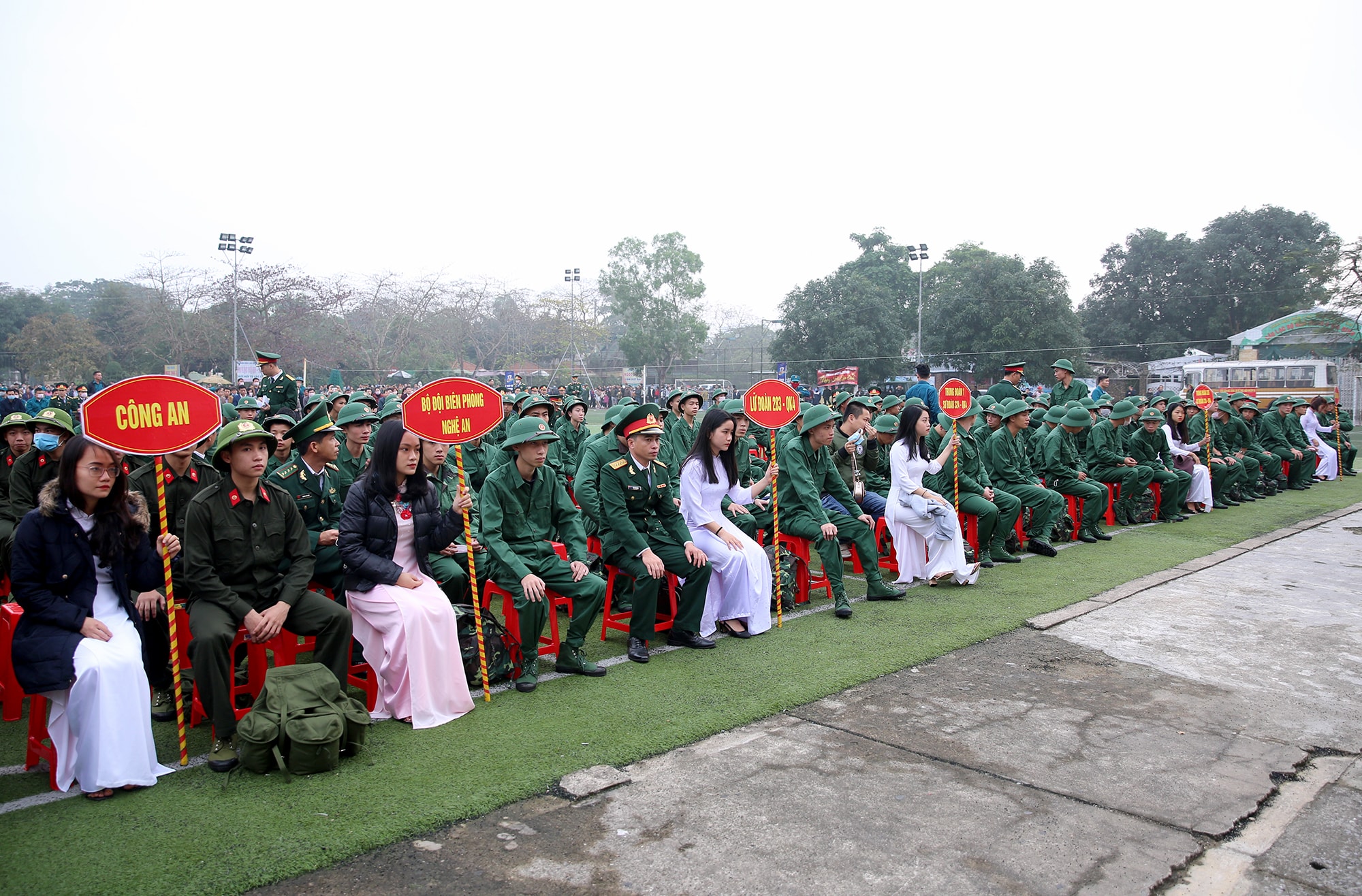 Lễ giao nhận quân lần này TP Vinh có 147 quân nhân lên đường nhập ngũ. Ảnh: Đức Anh