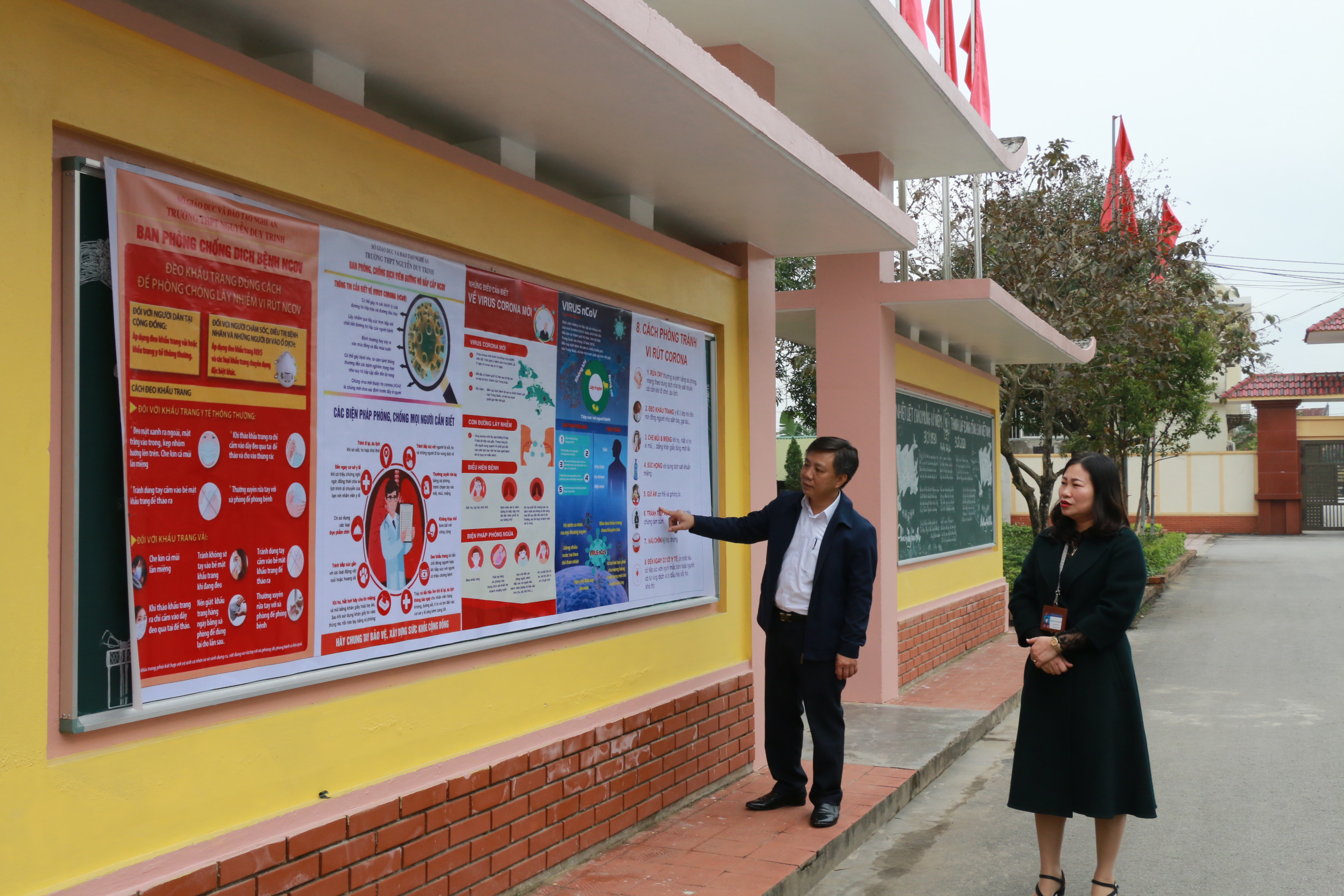 Trường THPT Nguyễn Duy Trinh (Nghi Lộc) đã tiến hành khử trung và tăng cường việc tuyên truyền bằng hình thức trực quan để nâng cao nhận thức của học sinh về dịch bệnh. Ảnh: MH