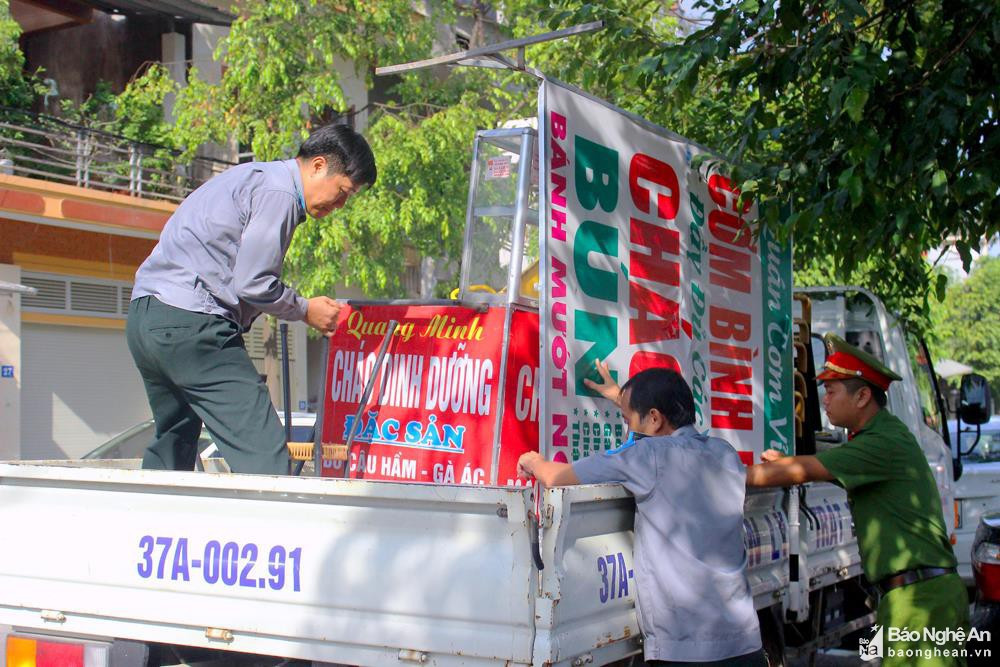 Lực lượng chức năng TP ra quân giải tỏa đảm bảo trật tự an toàn giao thông trước Tết Nguyên đán. Ảnh: Tư liệu