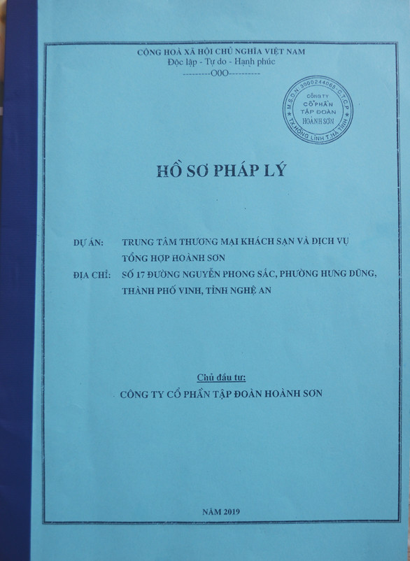 Tập hồ sơ dự án của Công ty CP Tập đoàn Hoành Sơn tại P. Hưng Dũng, TP. Vinh. Ảnh: Nhật Lân