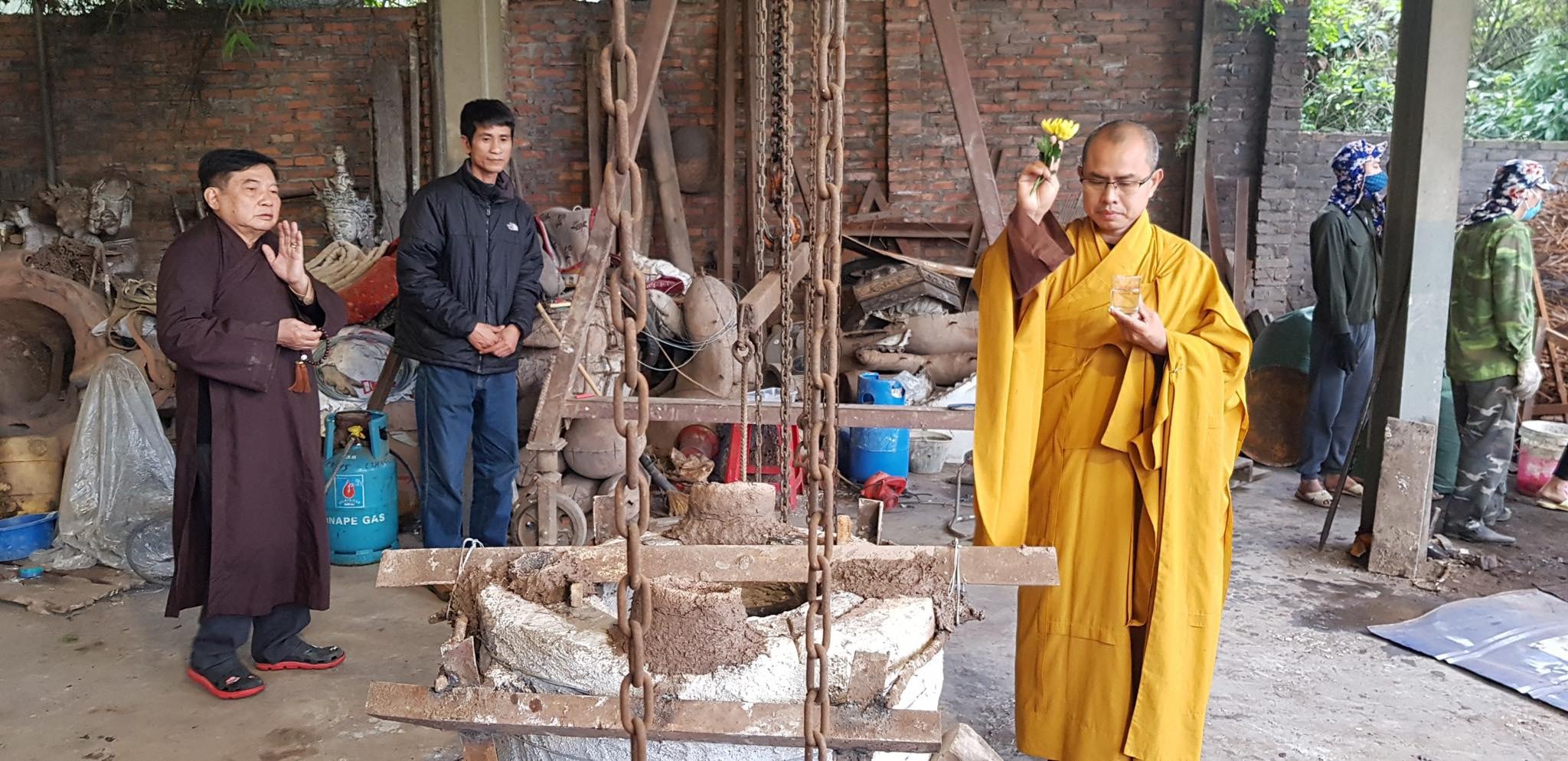 Lễ chú nguyện trước khi tiến hành đúc tượng đồng Đức Phật tại chùa Đức Hậu. Ảnh: Hồng Ân