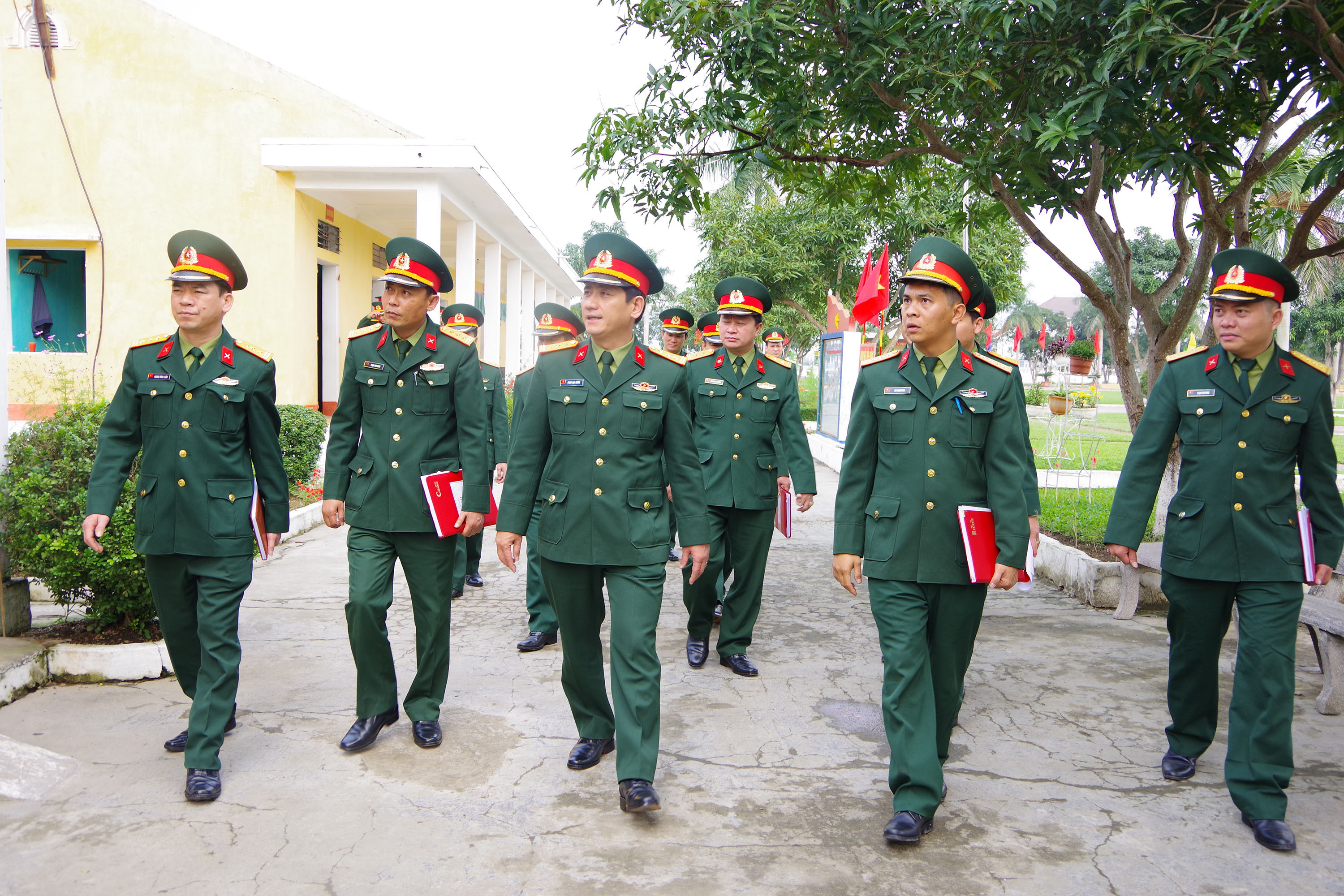 Đ/c Thượng tá Phan Đại Nghĩa, Phó Chỉ huy trưởng, Tham mưu trưởng Bộ CHQS tỉnh kiểm tra công tác chuẩn bị huấn luyện chiến sĩ mới tại Trung đoàn 764