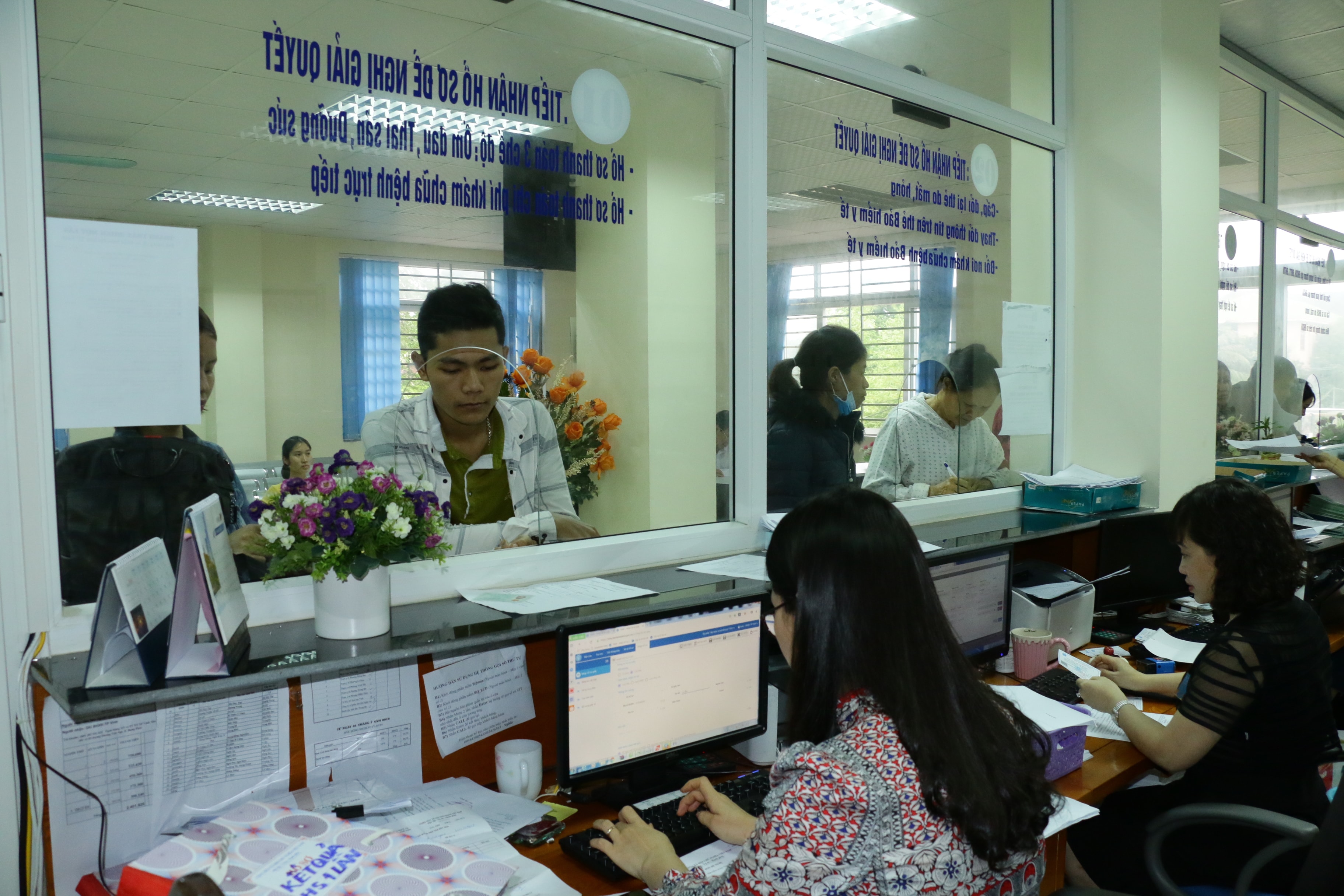 Giải quyết chế độ cho người dân tại BHXH thành phố Vinh. Ảnh Mỹ Hà (1)
