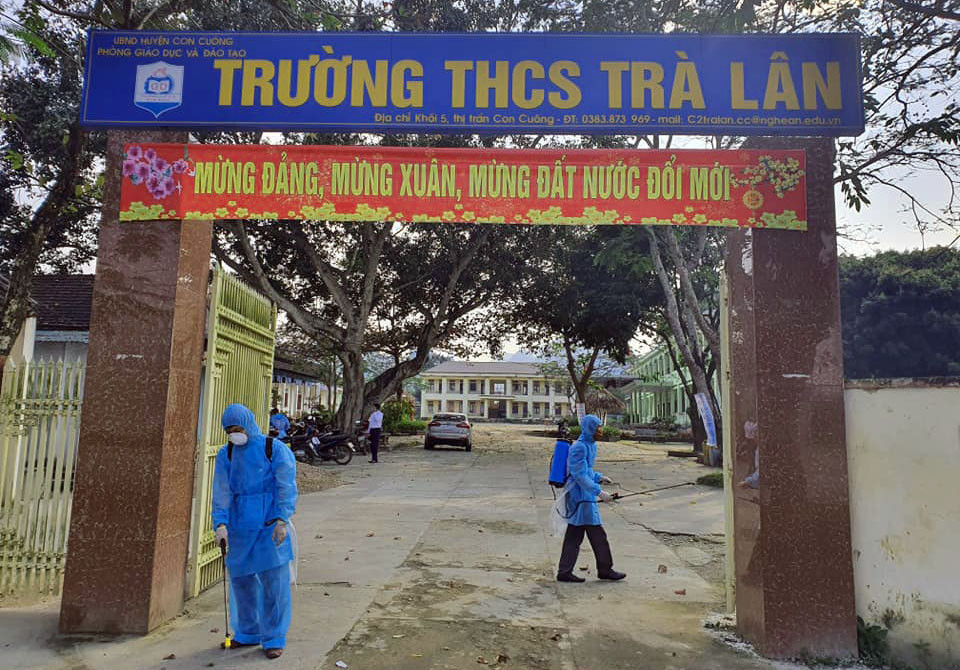 Chiều hôm nay Trường THCS Trà Lân (Con Cuông) đã tiến hành phun thuốc cho nhà trường. Ảnh: PV
