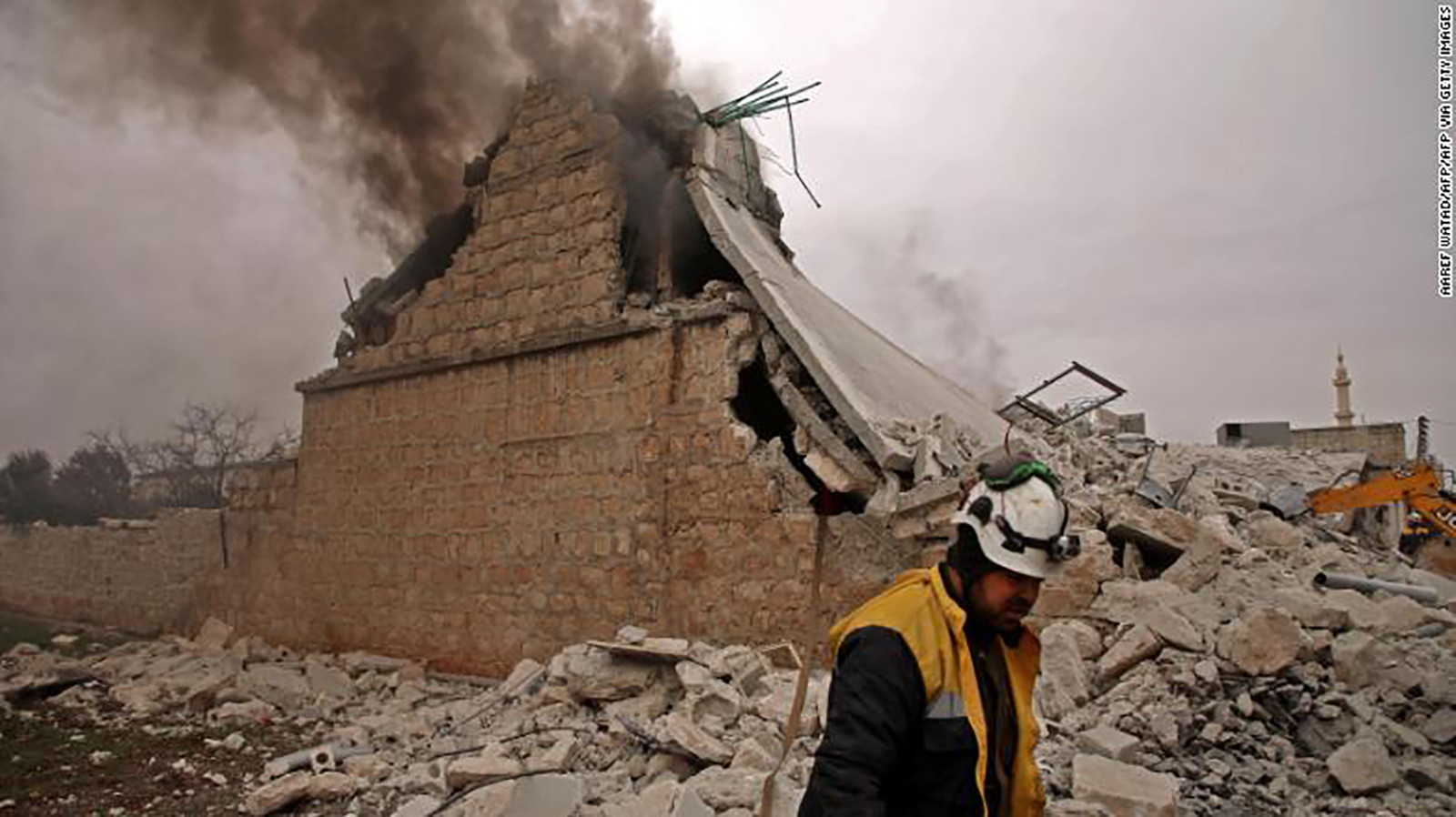 Giao tranh tại tỉnh Iblib (Syria) khiến những người dân thường mắc kẹt trong đống đổ nát. Ảnh: CNN