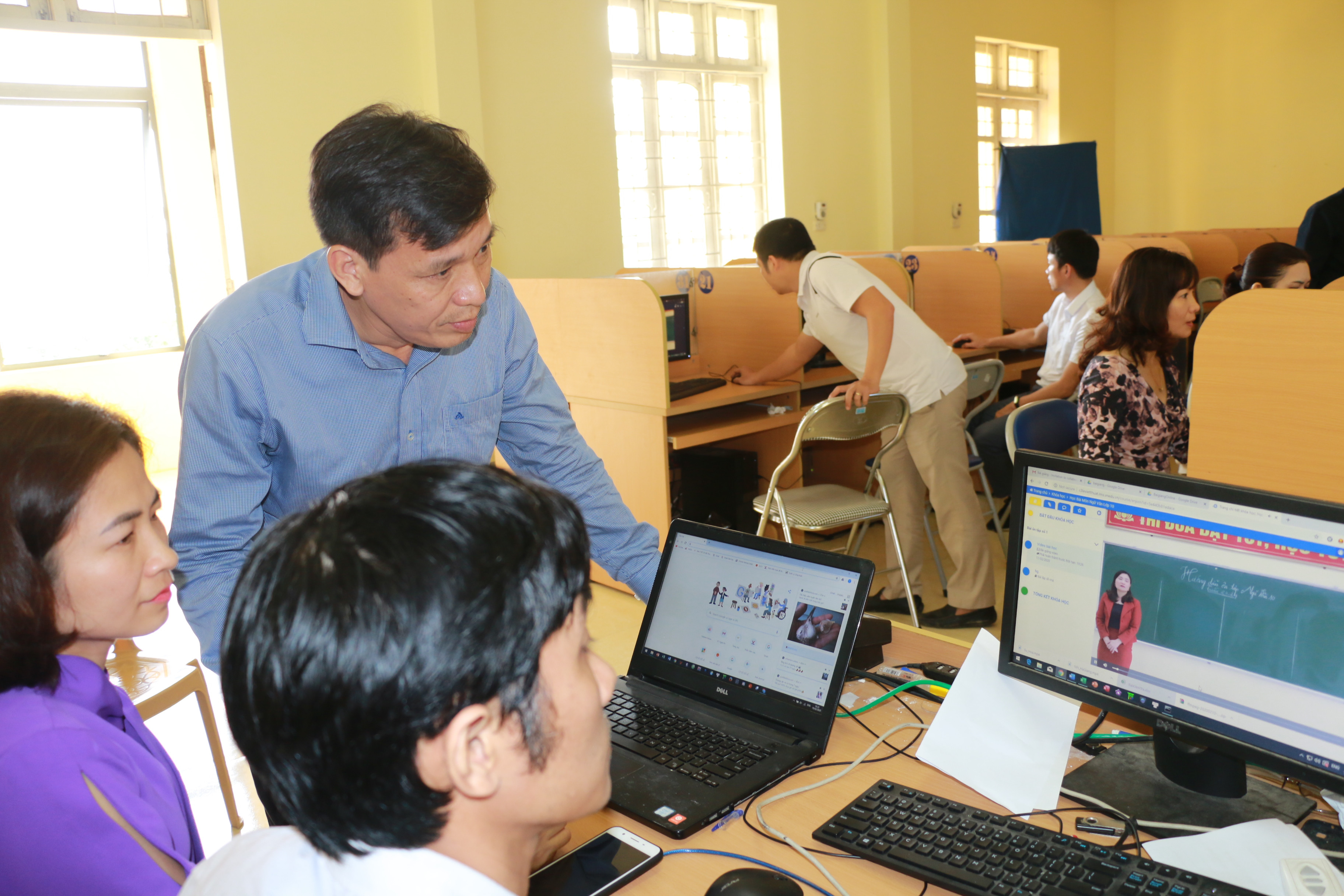 Tổ chức dạy học theo hình thức trực tuyến tại Trường THPT Lê Viết Thuật. Ảnh: Mỹ Hà
