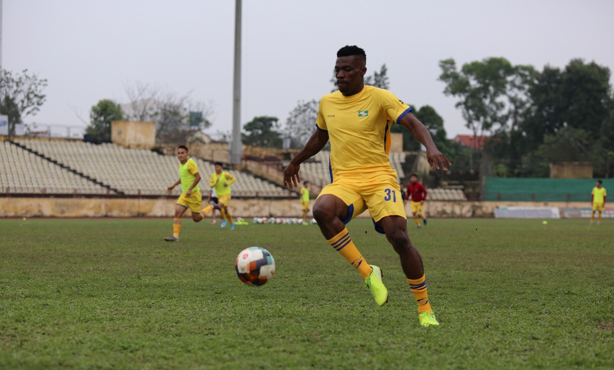 SLNA đã tìm được 1 tiền đạo ngoại để đá cặp với Tuấn Tài là Peter Onedykachi - cựu tuyển thủ U23 Nigeria. Ảnh: Đức Anh