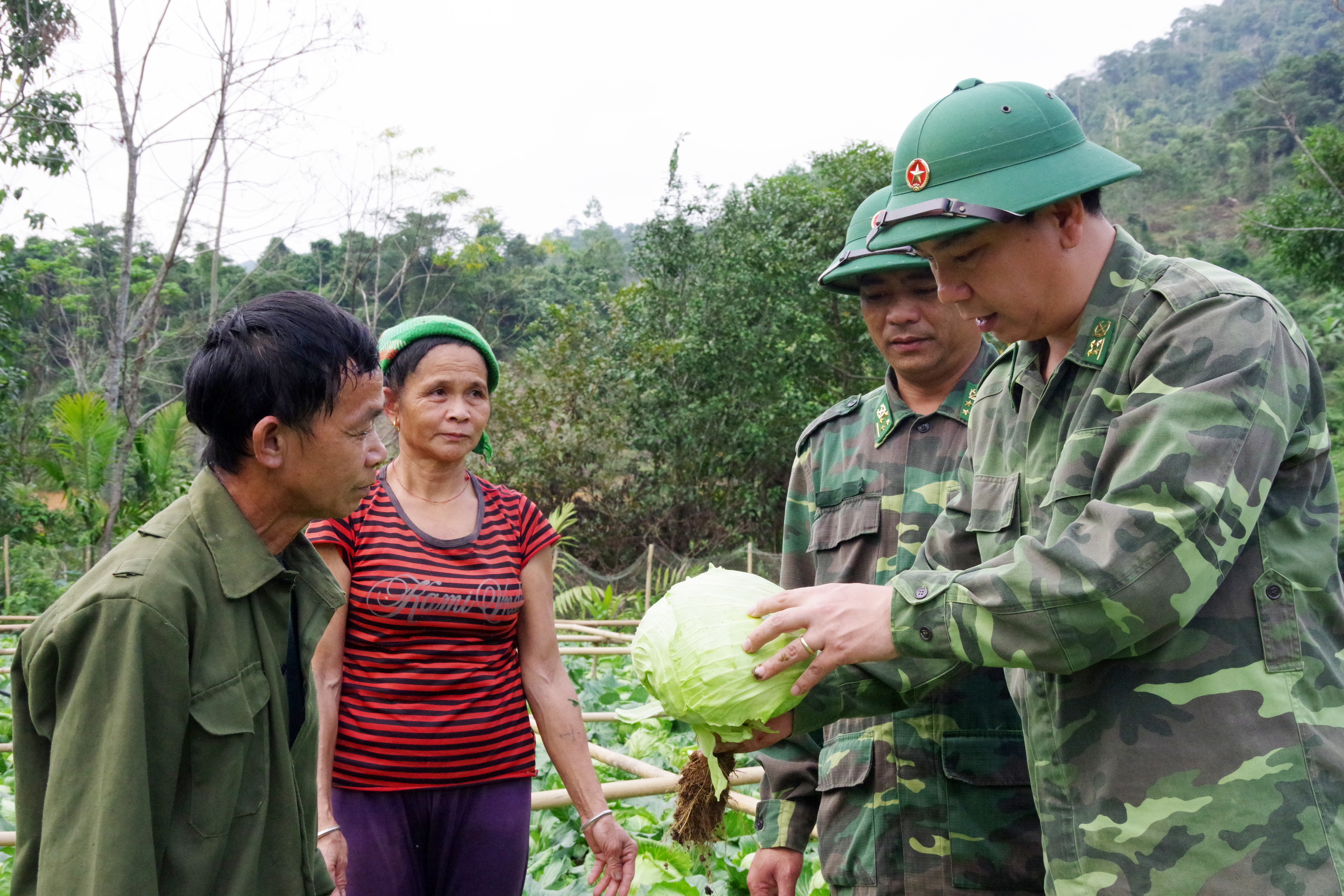 Bộ đội Biên phòng hướng dẫn người dân trồng rau xanh. Ảnh: Hải Thượng