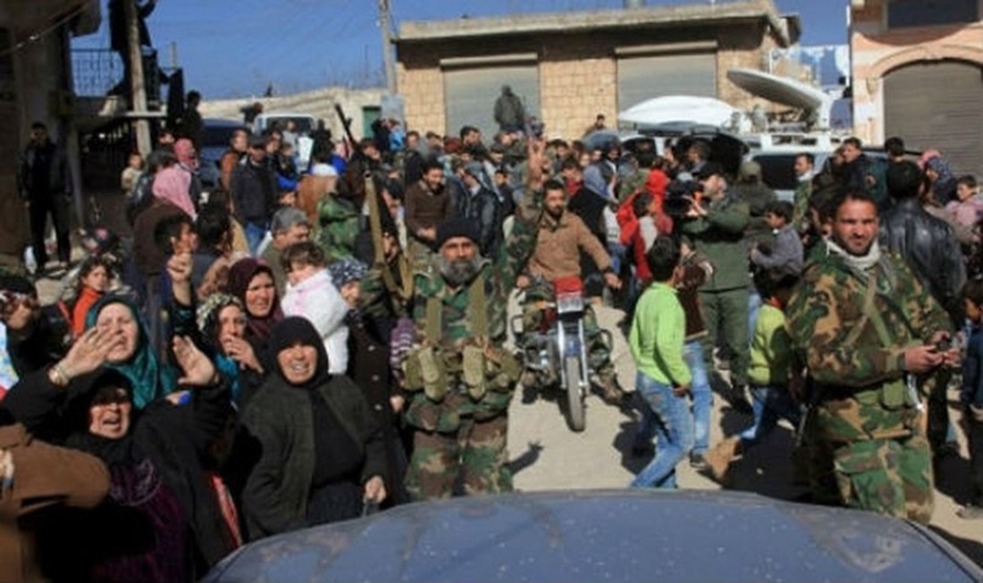 Người dân, binh sĩ Syria ăn mừng sau khi giải phóng thành phố Aleppo. Ảnh: BBC