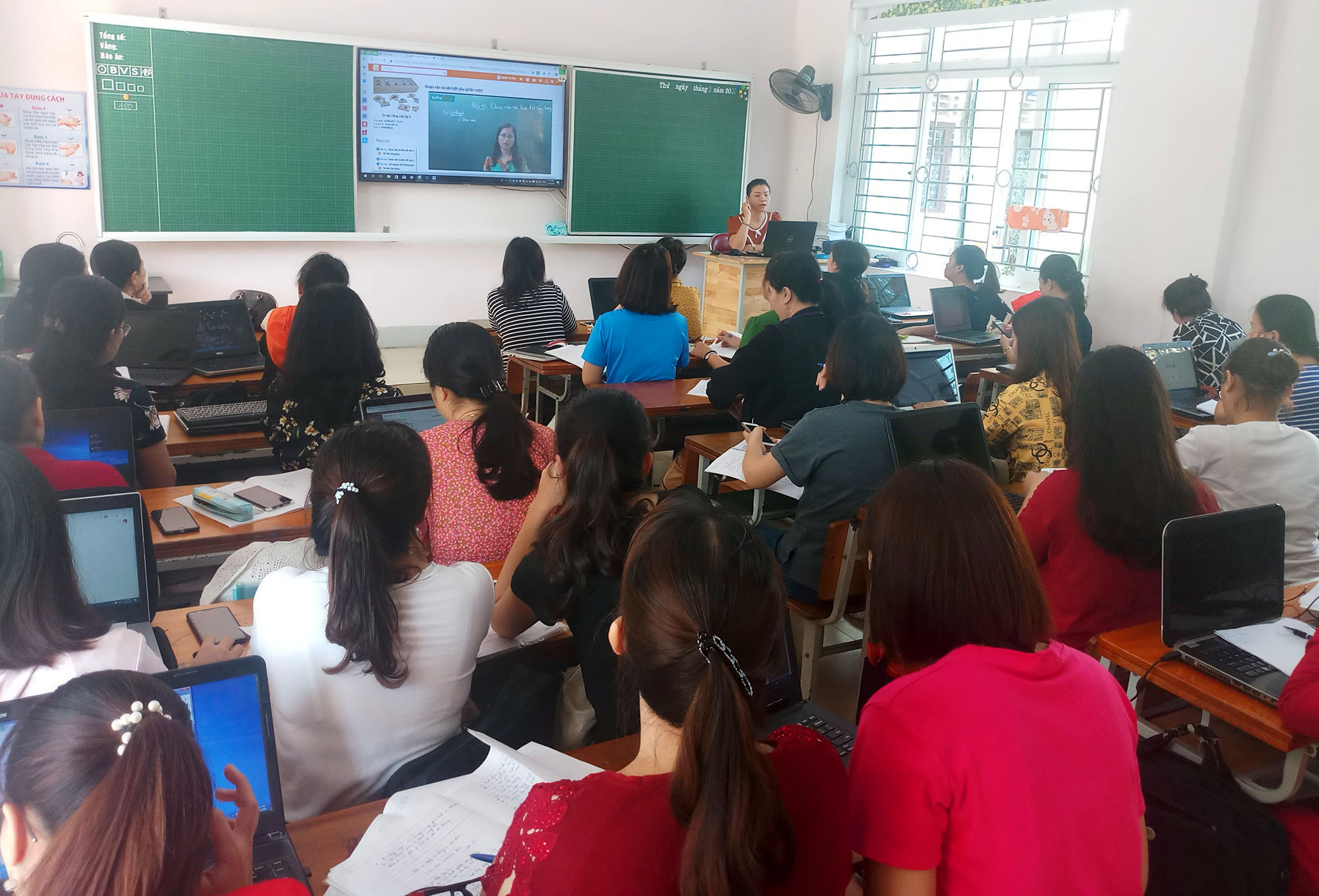 Giáo viên Trường Tiểu học Lê Mao - TPV trao đổi về việc dạy trực tuyến. Ảnh: PV