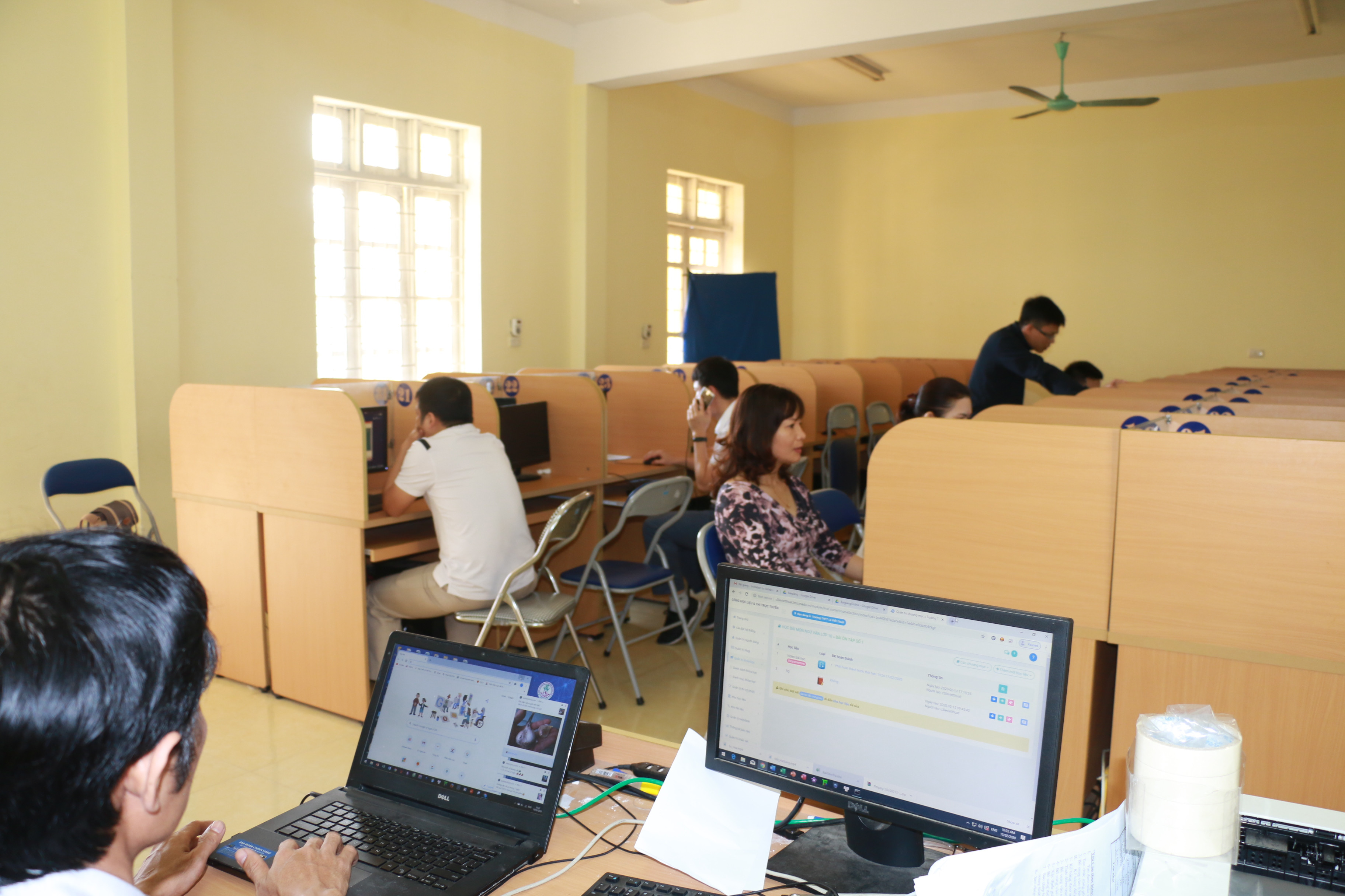 Giáo viên Trường THPT Lê Viết Thuật đang tiến hành cập nhật các bài giảng trực tuyến lên hệ thống cho học sinh. Ảnh: MH.