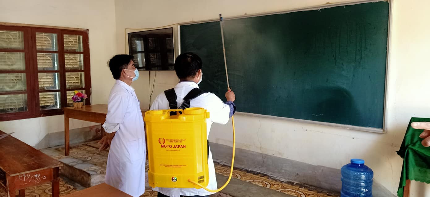 Cán bộ Trạm y tế xã Tiên Kỳ phun tiêu độc khử trùng tại trường tiểu học