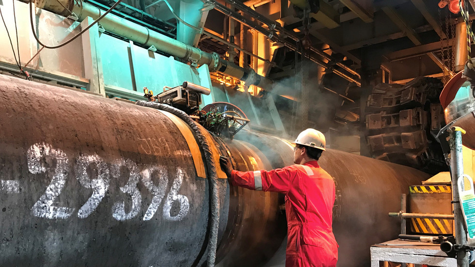 Chuyên gia làm việc trên tàu Solitaire chuyên lắp đường ống dưới biển của hãng Allseas hồi tháng 9-2019. Ảnh: Reuters