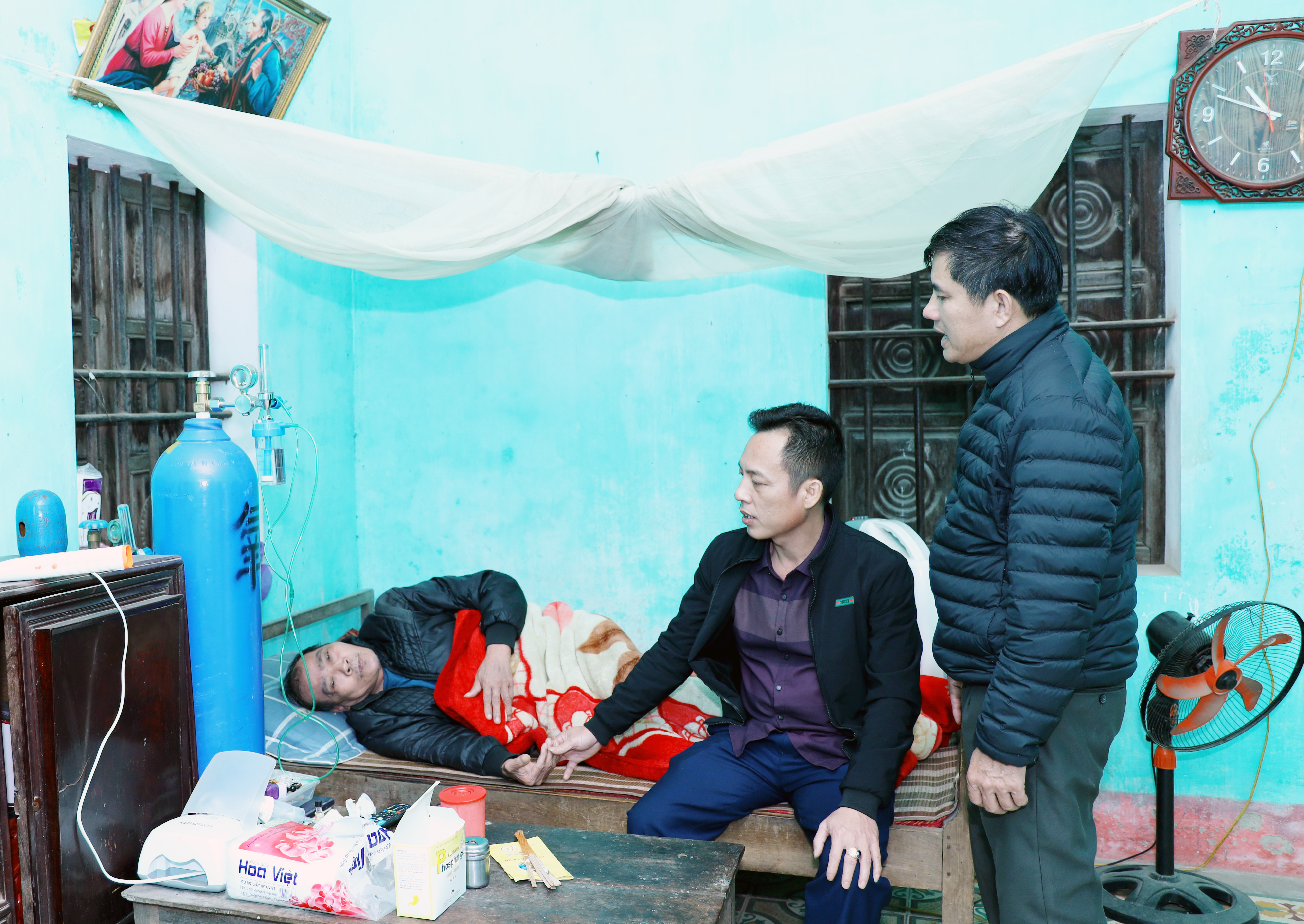 Đảng viên Nguyễn Thanh Hải - Đội phó Đội quản lý trật tự đô thị xã Nghi Phú, Bí thư Chi bộ xóm 5 cùng Xóm trưởng thăm gia đình khó khăn trên địa bàn. Ảnh: Nguyên Sơn